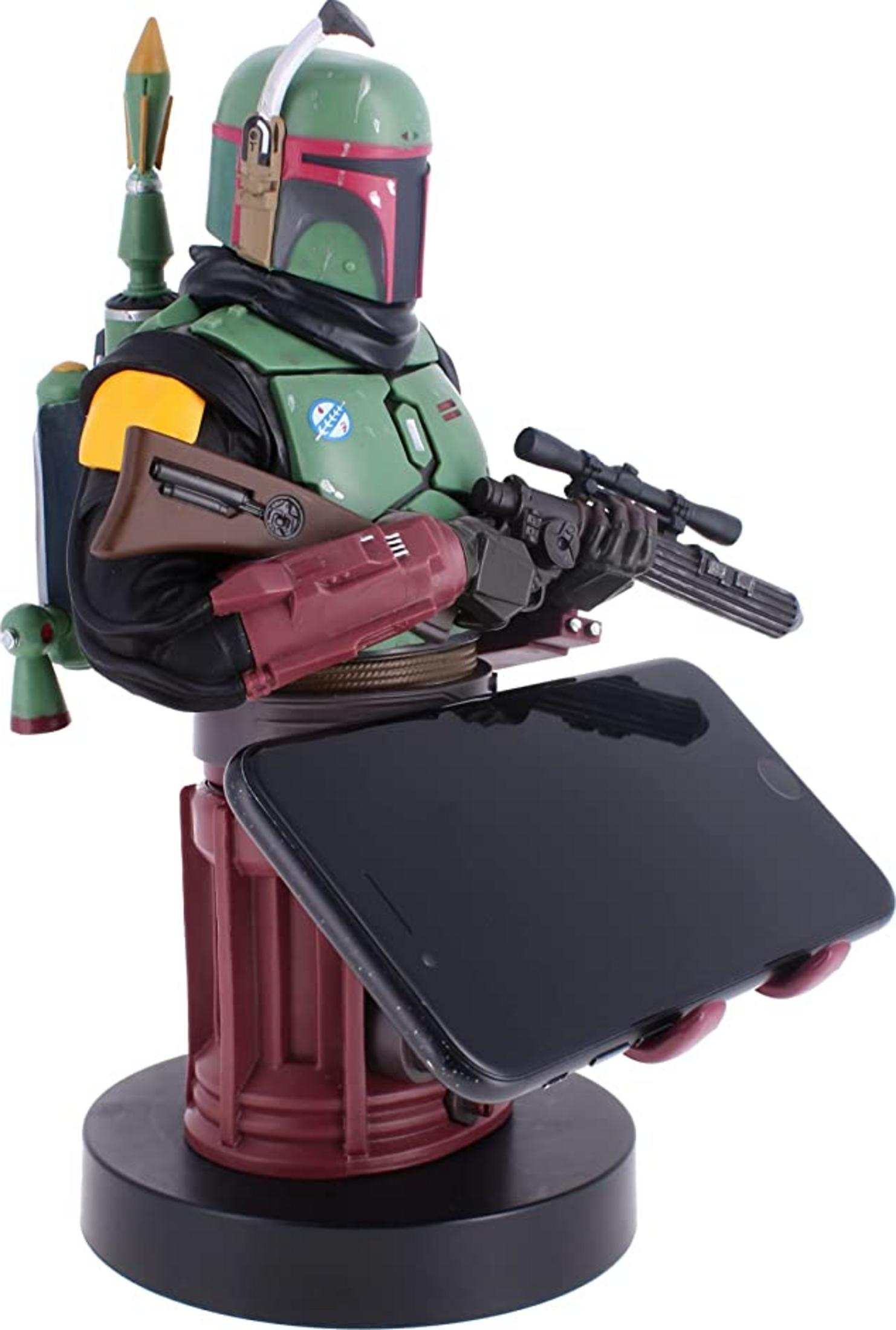 Statua di Boba Fett che tiene uno smartphone su una base rosso scuro.