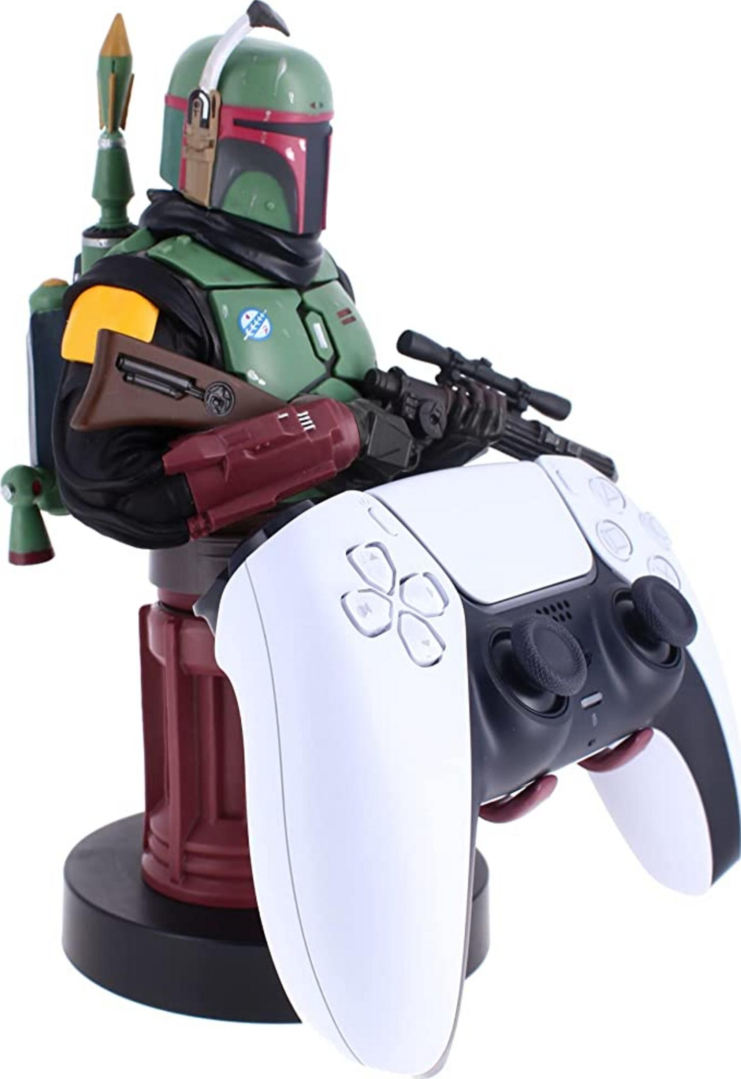 Statua di Boba Fett che tiene un controller bianco PlayStation 5, con fucile e zaino razzi.