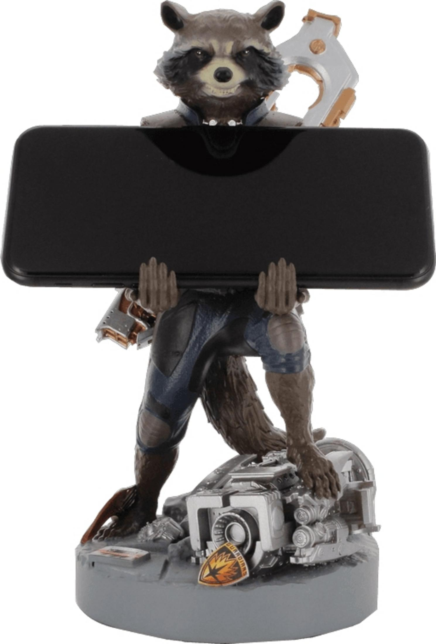 Una statuetta di procione tiene uno smartphone. Si trova su una macchina.