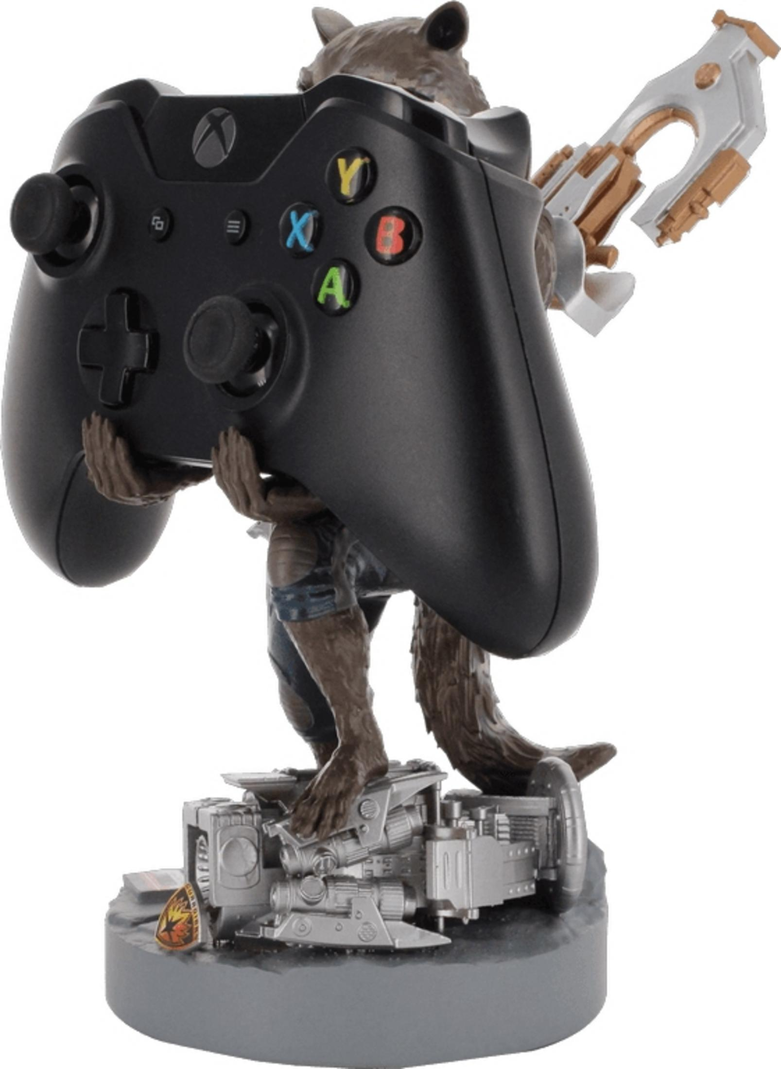Una figura di Rocket Racoon tiene un controller Xbox nero e un'arma.