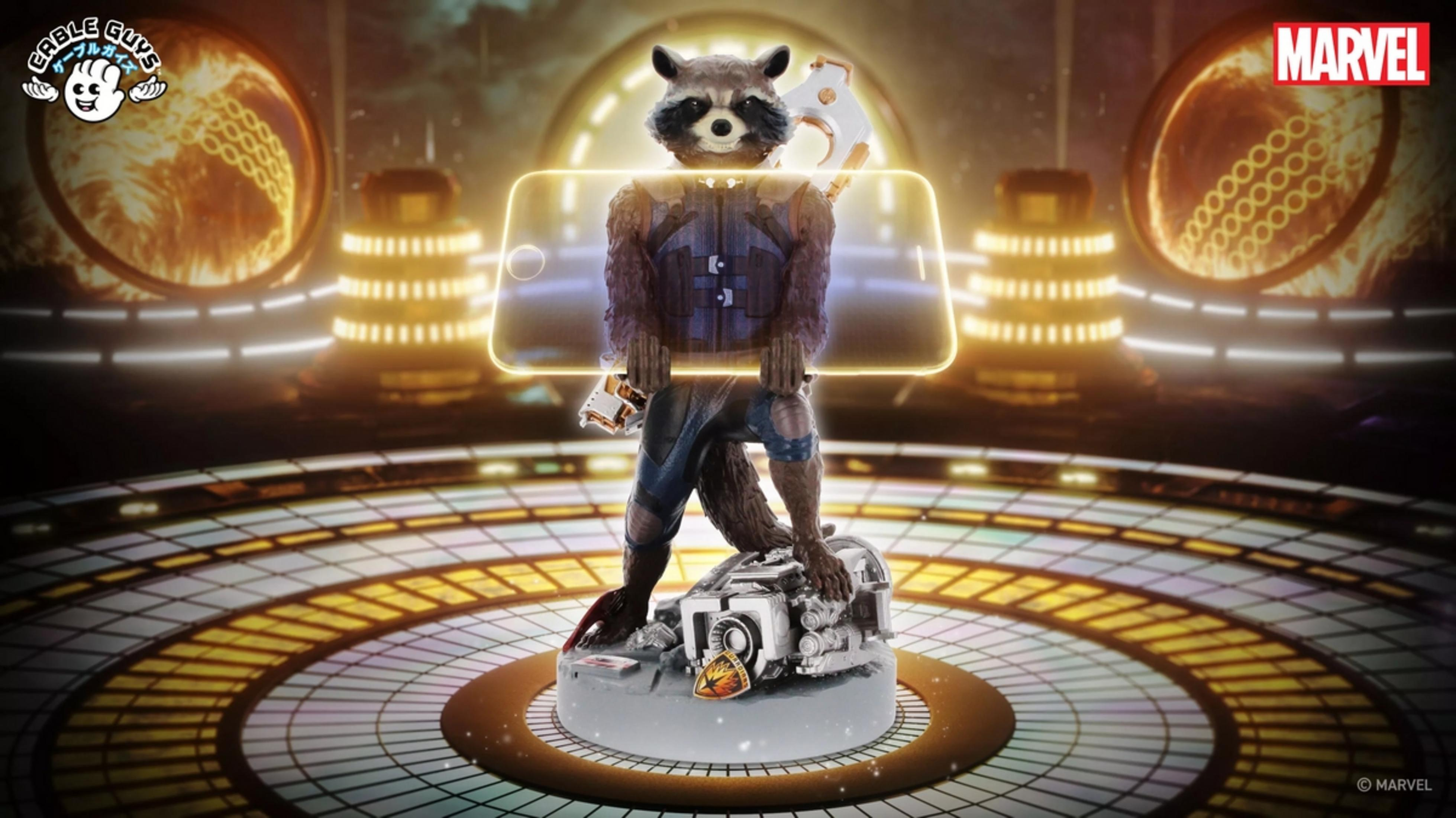 Statua di Rocket Raccoon che tiene un tablet in un ambiente futuristico con logo Marvel.