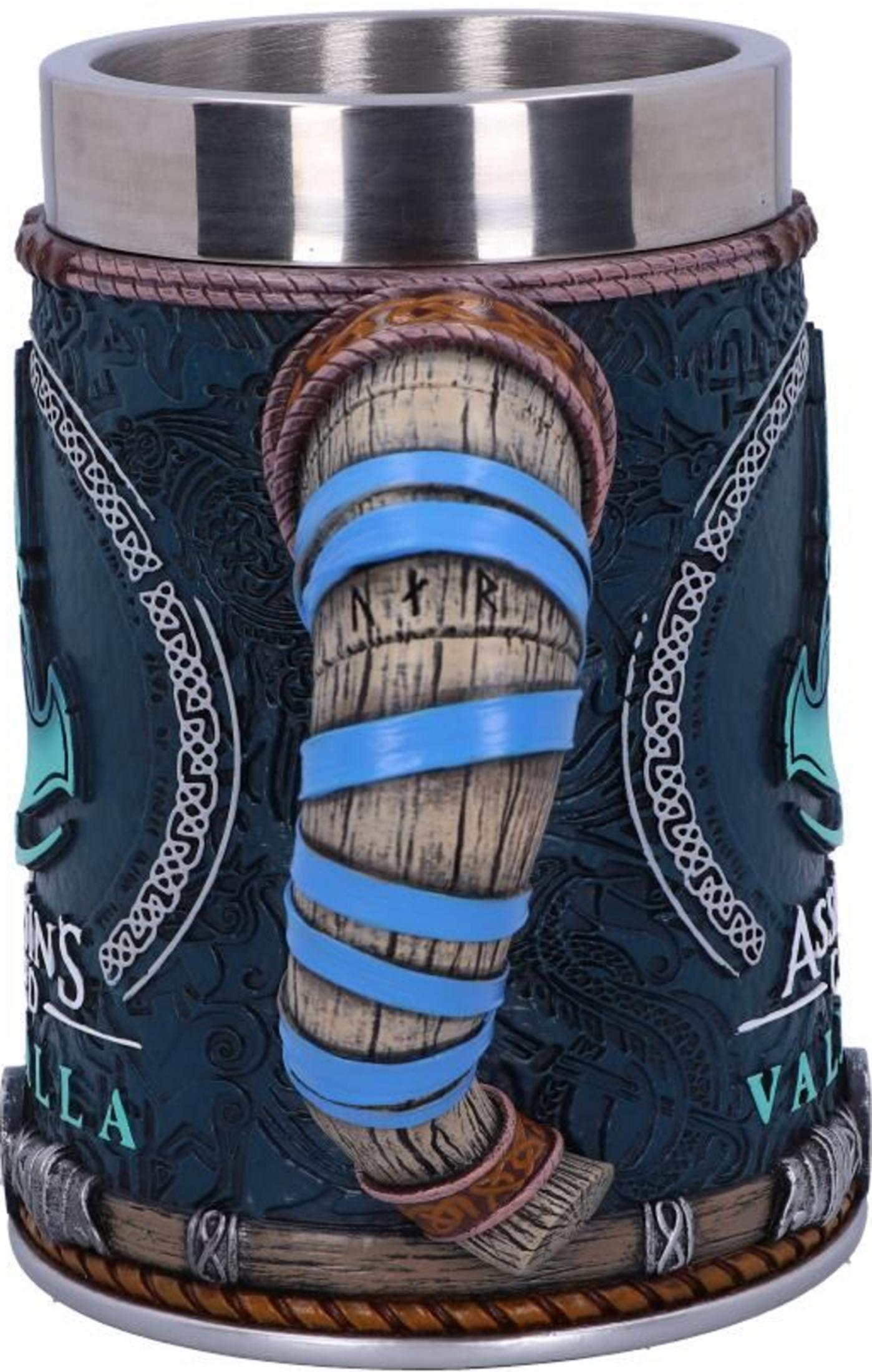 Ein Becher mit einem Wikingerhorn-Motiv, umwickelt mit blauen Bändern.