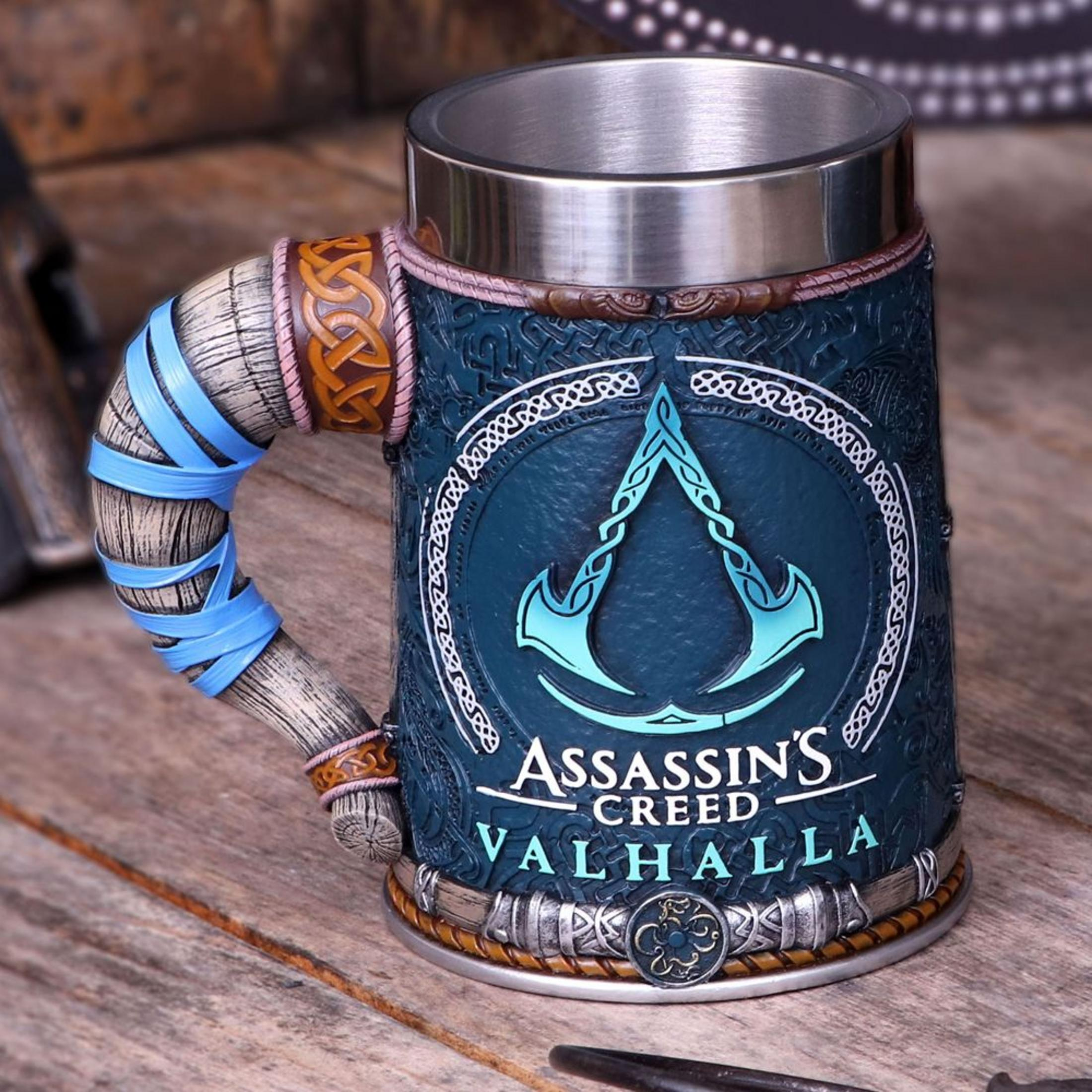 Ein Becher mit dem Assassinen-Symbol und dem Schriftzug 'Assassin's Creed Valhalla'.