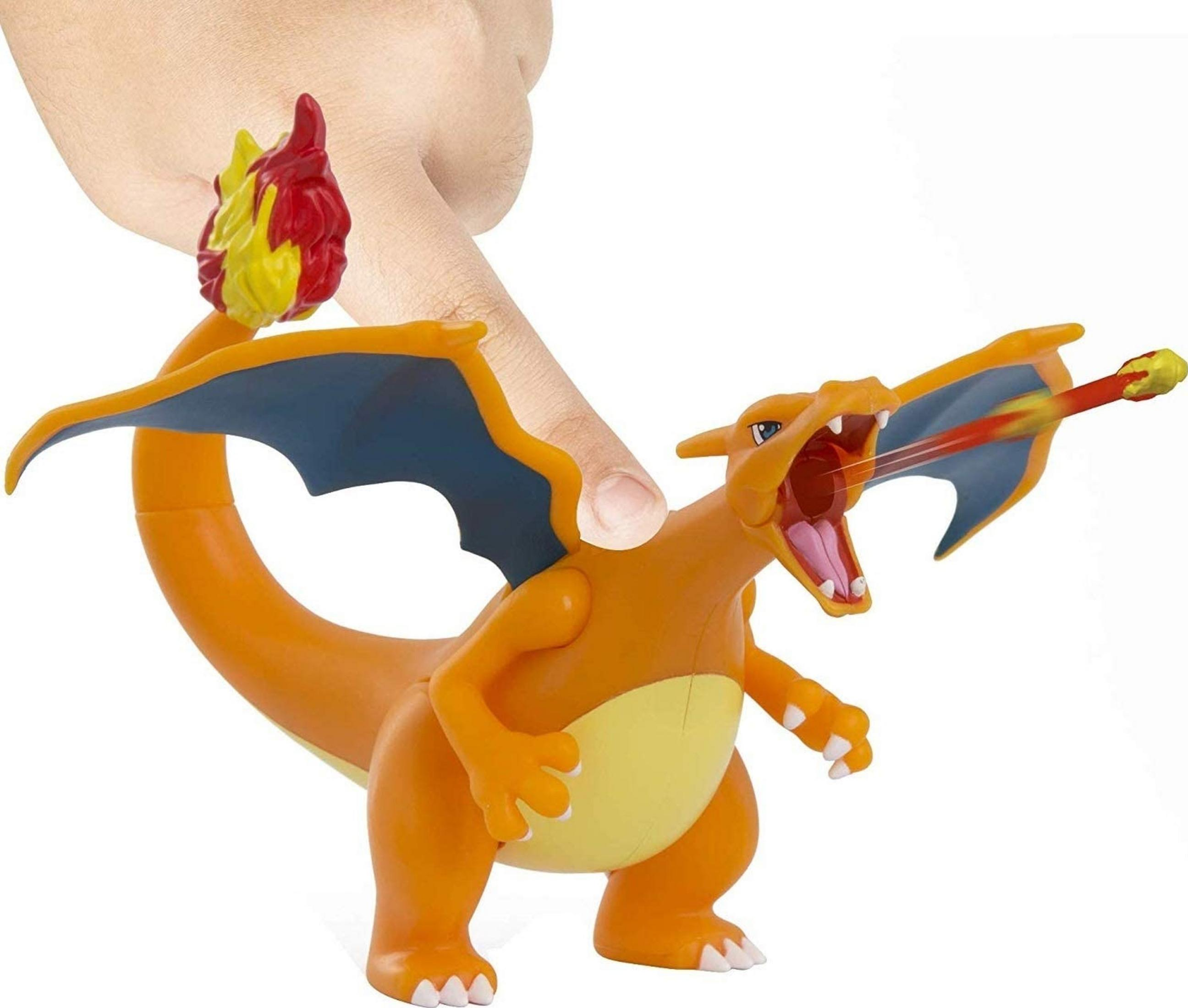 Ein orangefarbener Drache mit blauen Flügeln feuert einen roten Feuerstrahl ab.