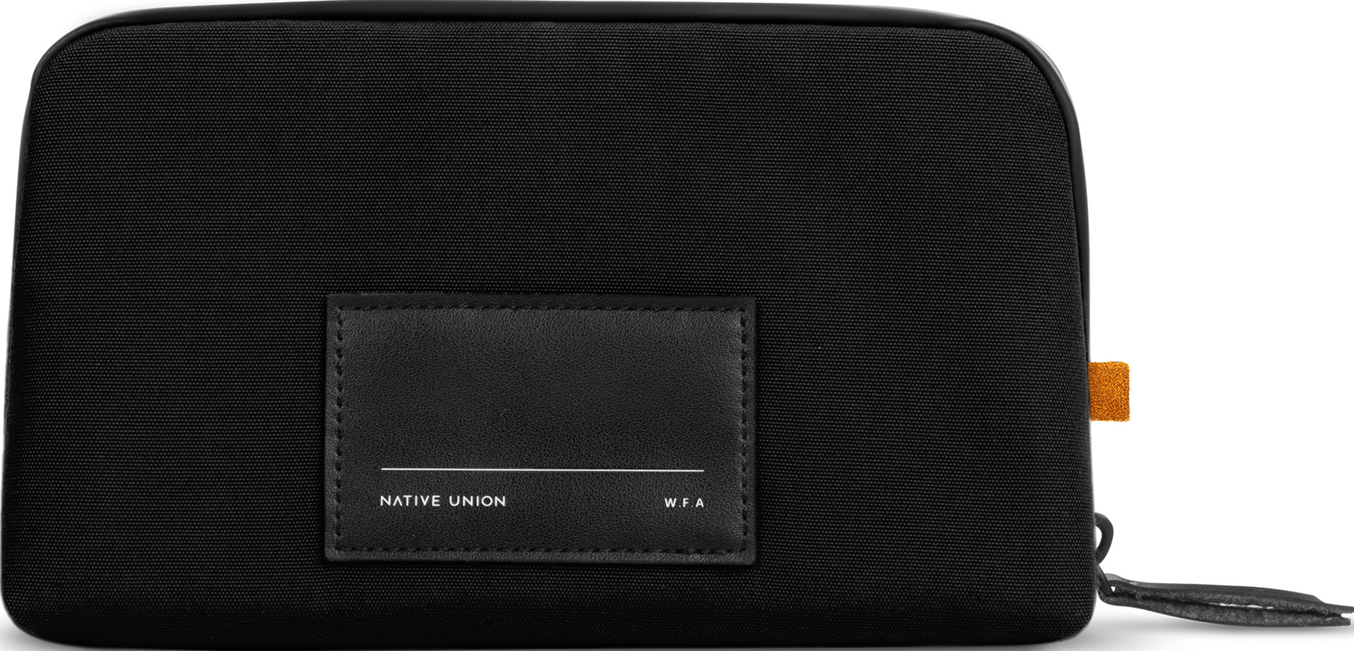 Schwarze Tasche mit Lederetikett, auf dem "NATIVE UNION" und "W.F.A." steht.