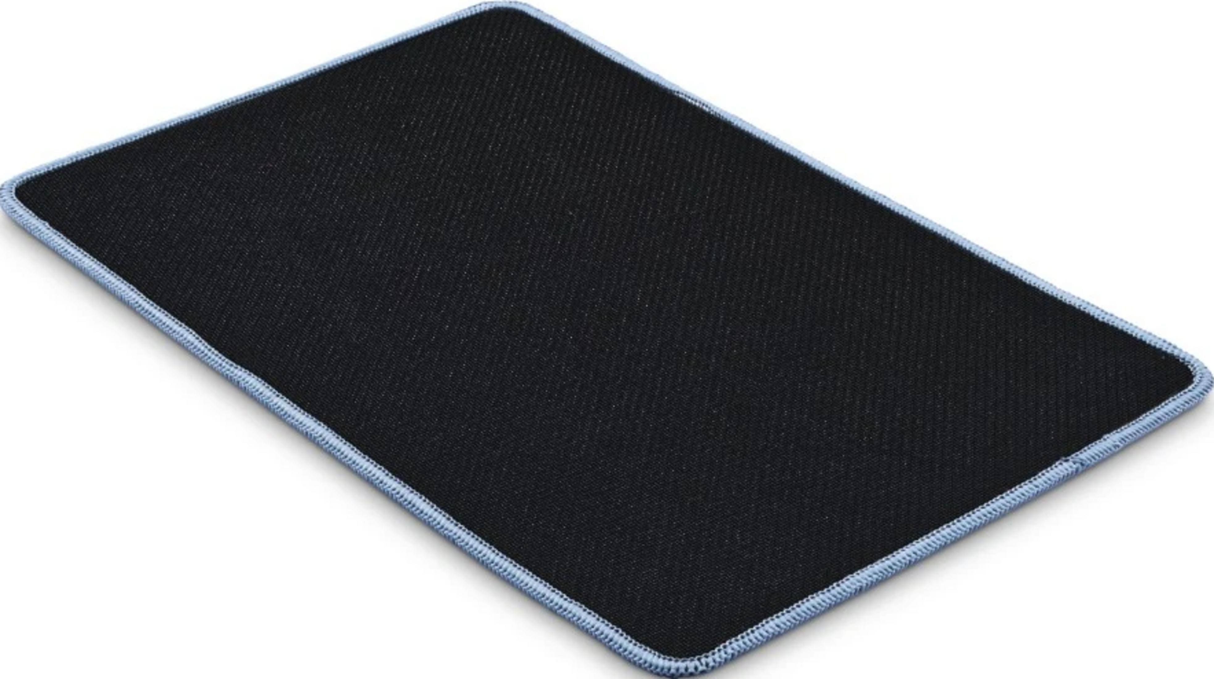 Schwarzes Mauspad mit hellblauem Rand auf weißem Hintergrund.