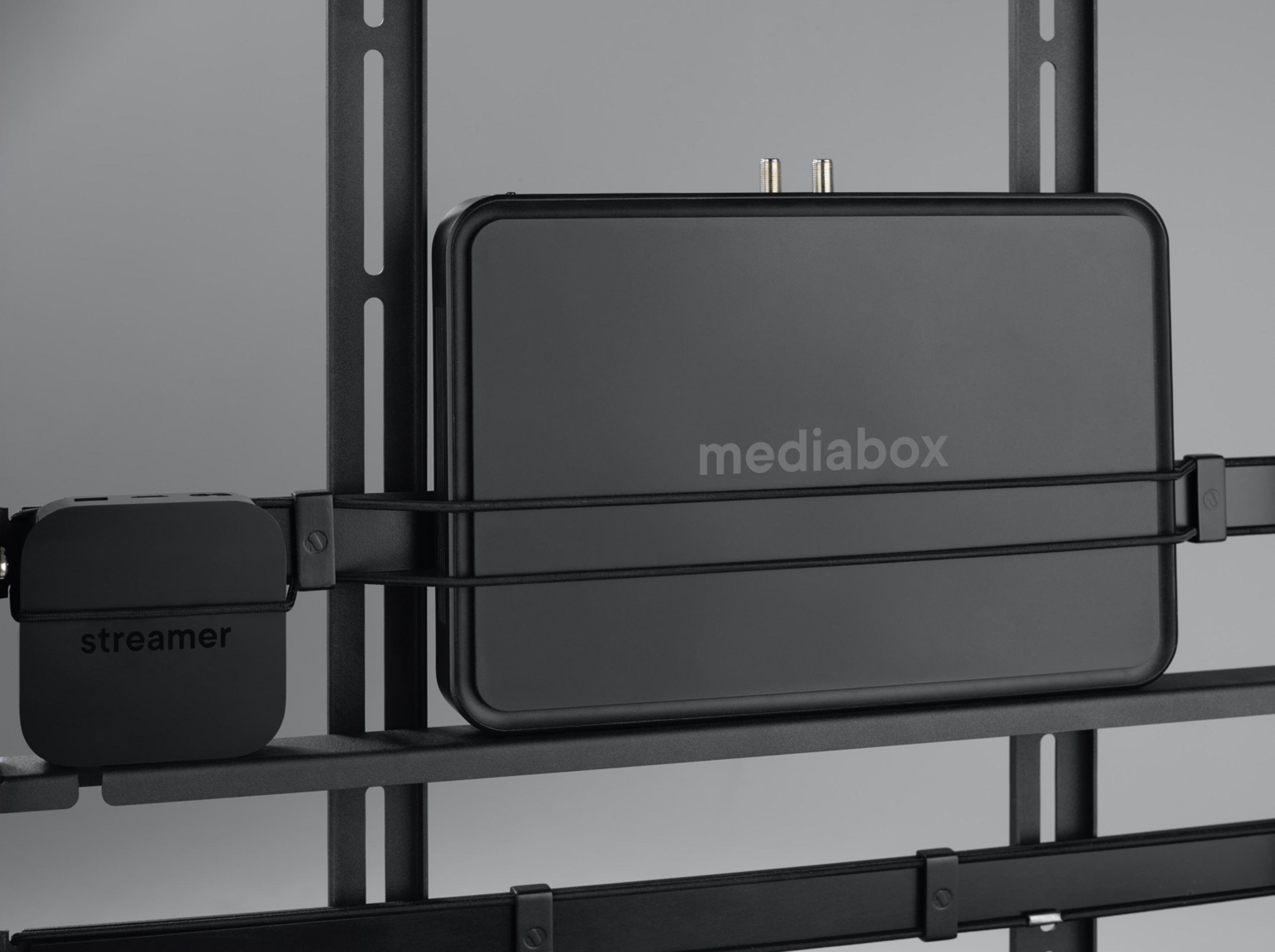 Zwei schwarze Media-Boxen auf einem Regal, mit "mediabox" und "streamer" beschriftet.