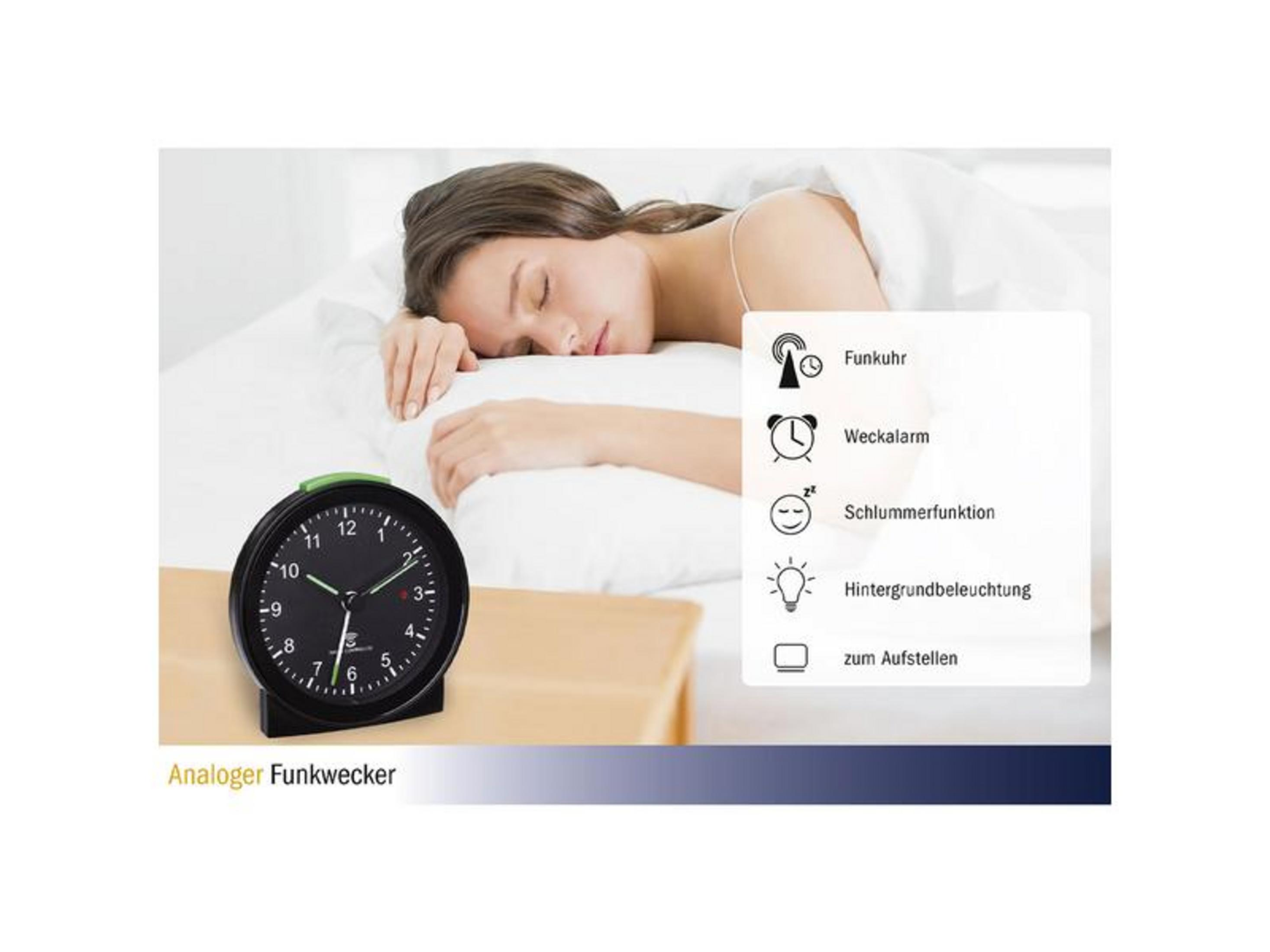 Frau schläft neben einem analogen Wecker mit Funktionen wie Funkuhr, Alarm, Schlummerlicht.