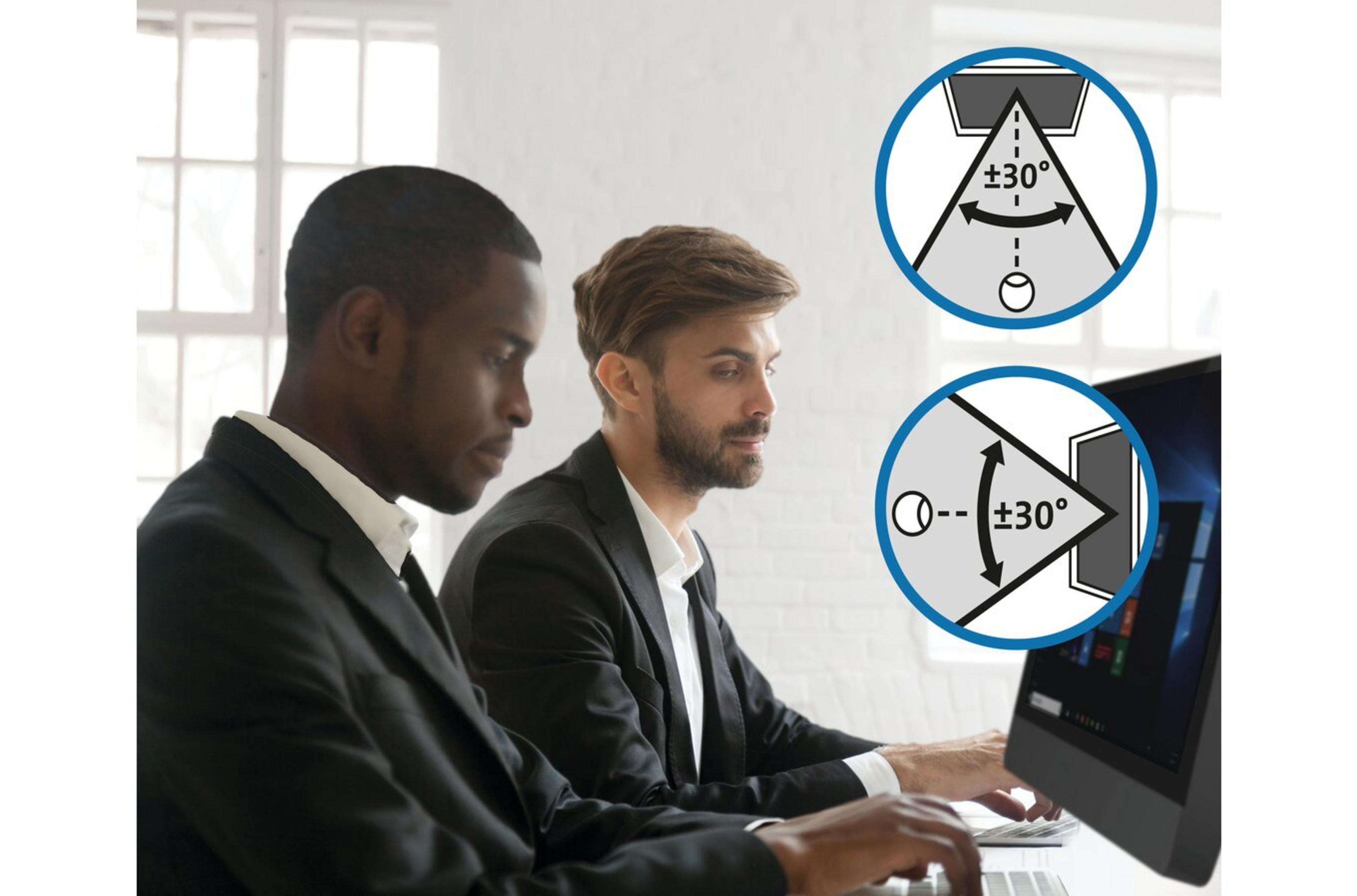 Zwei Männer in Anzügen arbeiten am Computer, mit Diagrammen, die ±30° Winkel zeigen.
