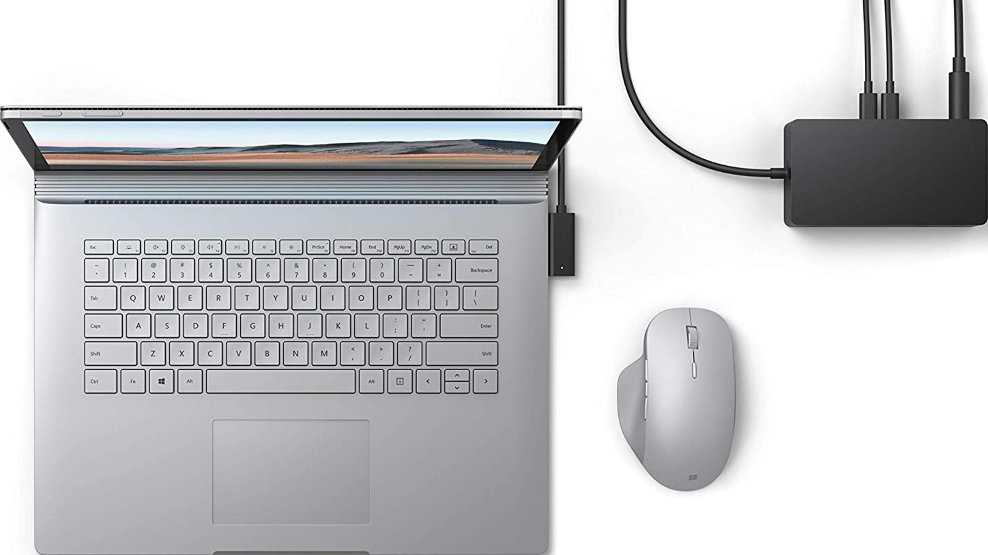 Silberner Laptop mit geöffnetem Bildschirm, Maus und schwarzem Hub.