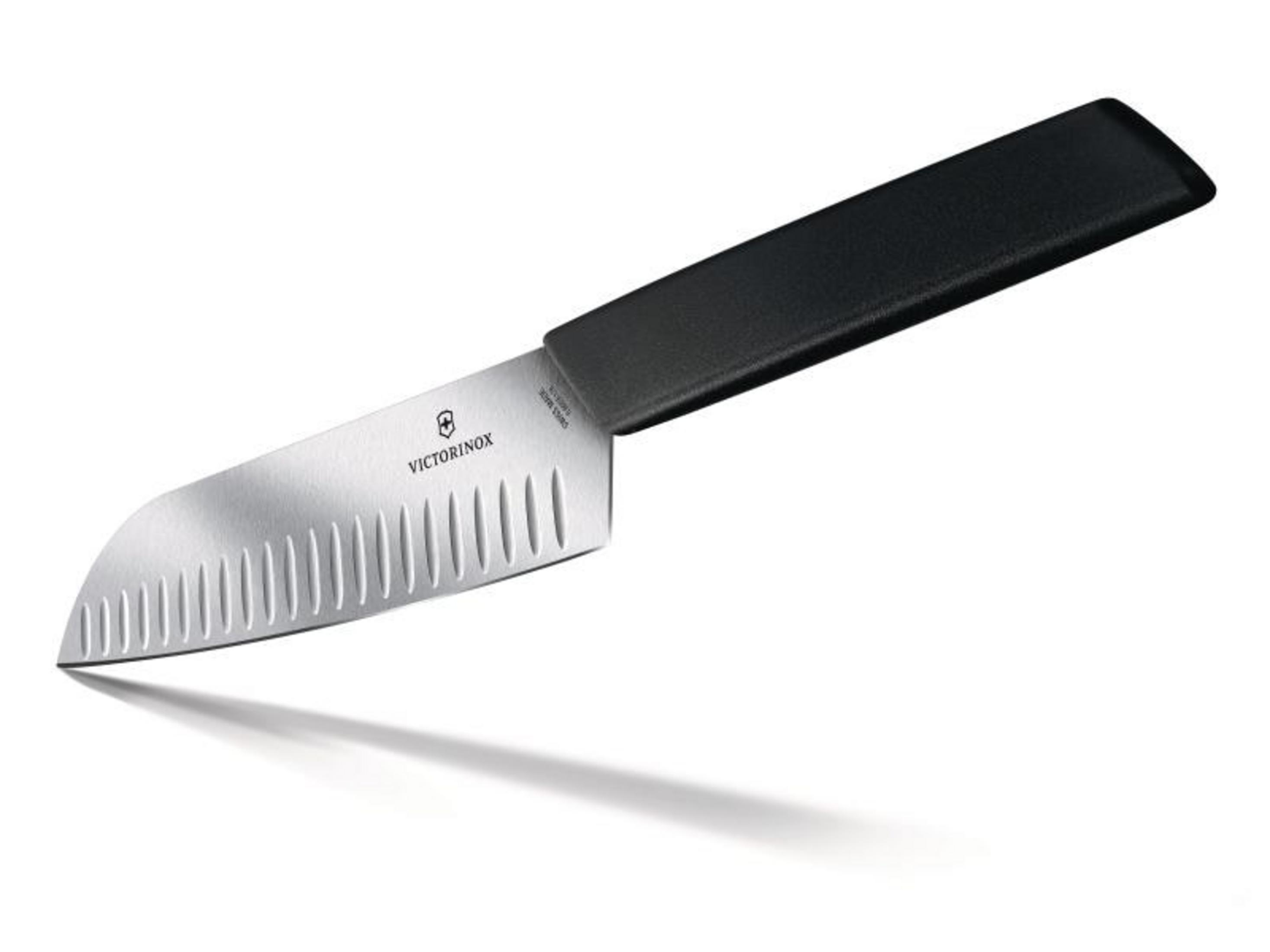 Ein Victorinox Kochmesser mit Wellenschliff und schwarzem Griff auf weißem Hintergrund.