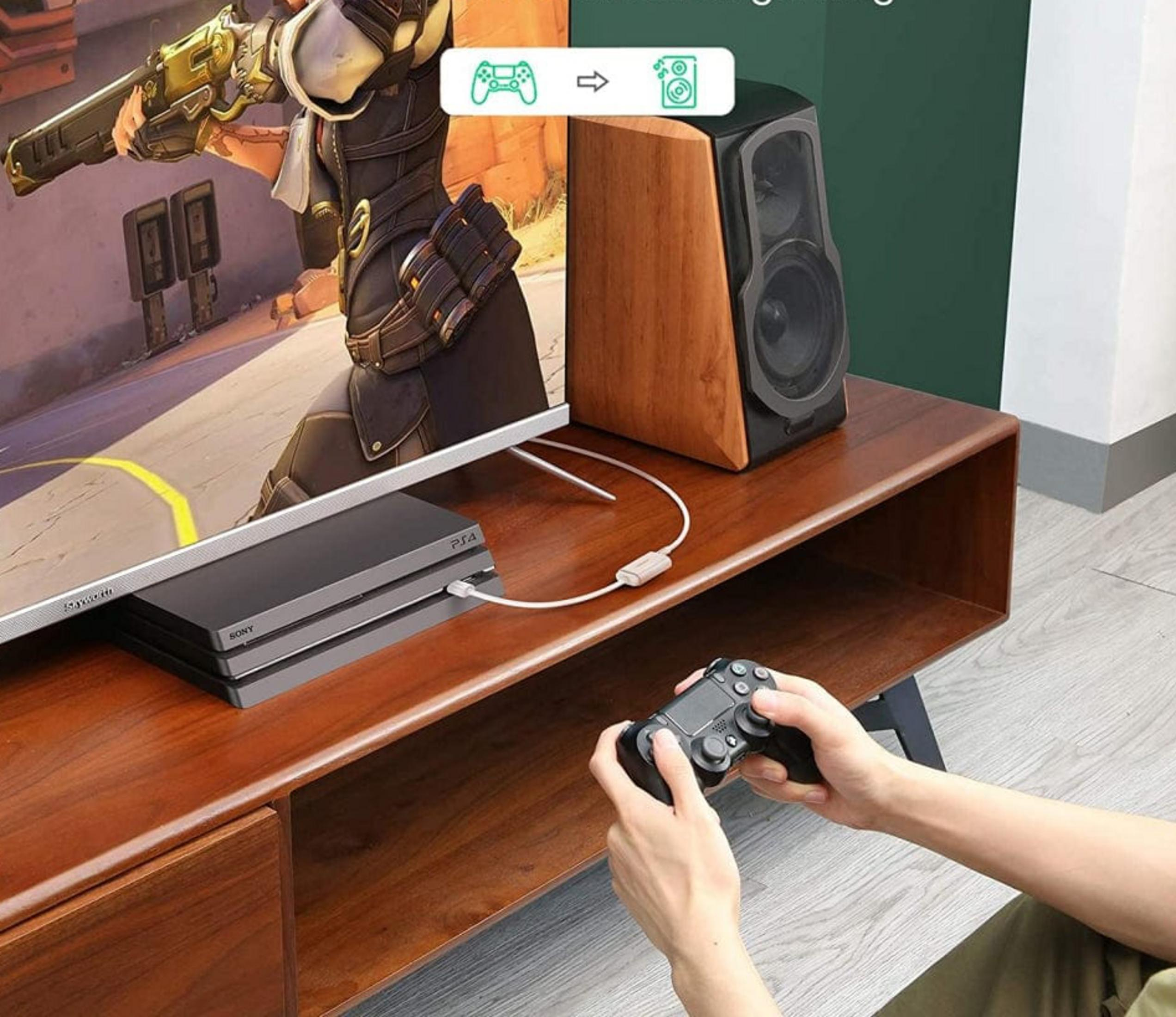 Ein Mann spielt Videospiele auf einem Fernseher, der mit einer Konsole verbunden ist.