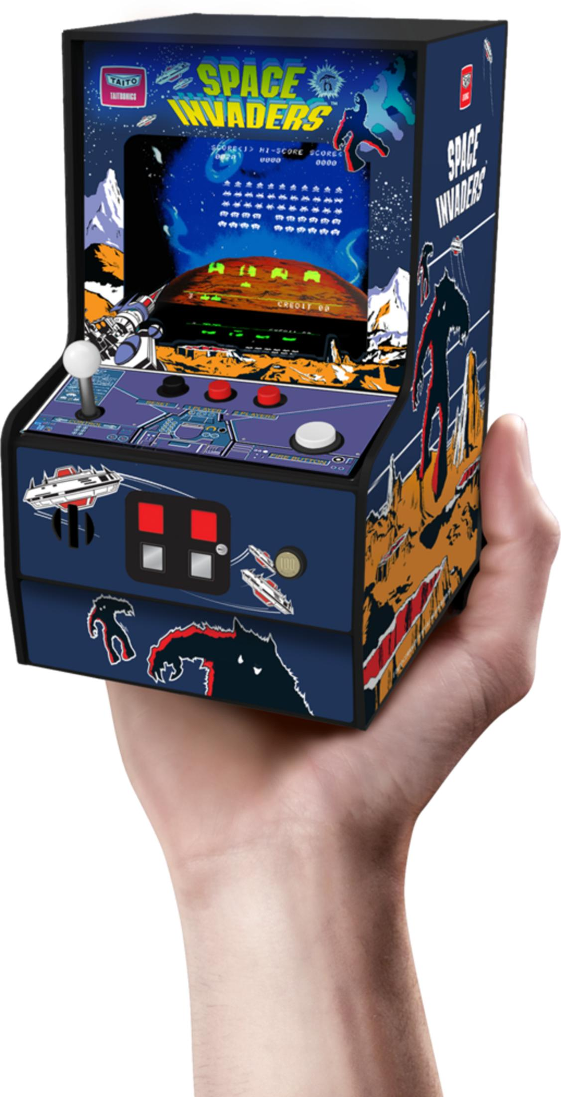 Eine Mini-Arcade-Maschine mit Space Invaders-Motiv wird von einer Hand gehalten.