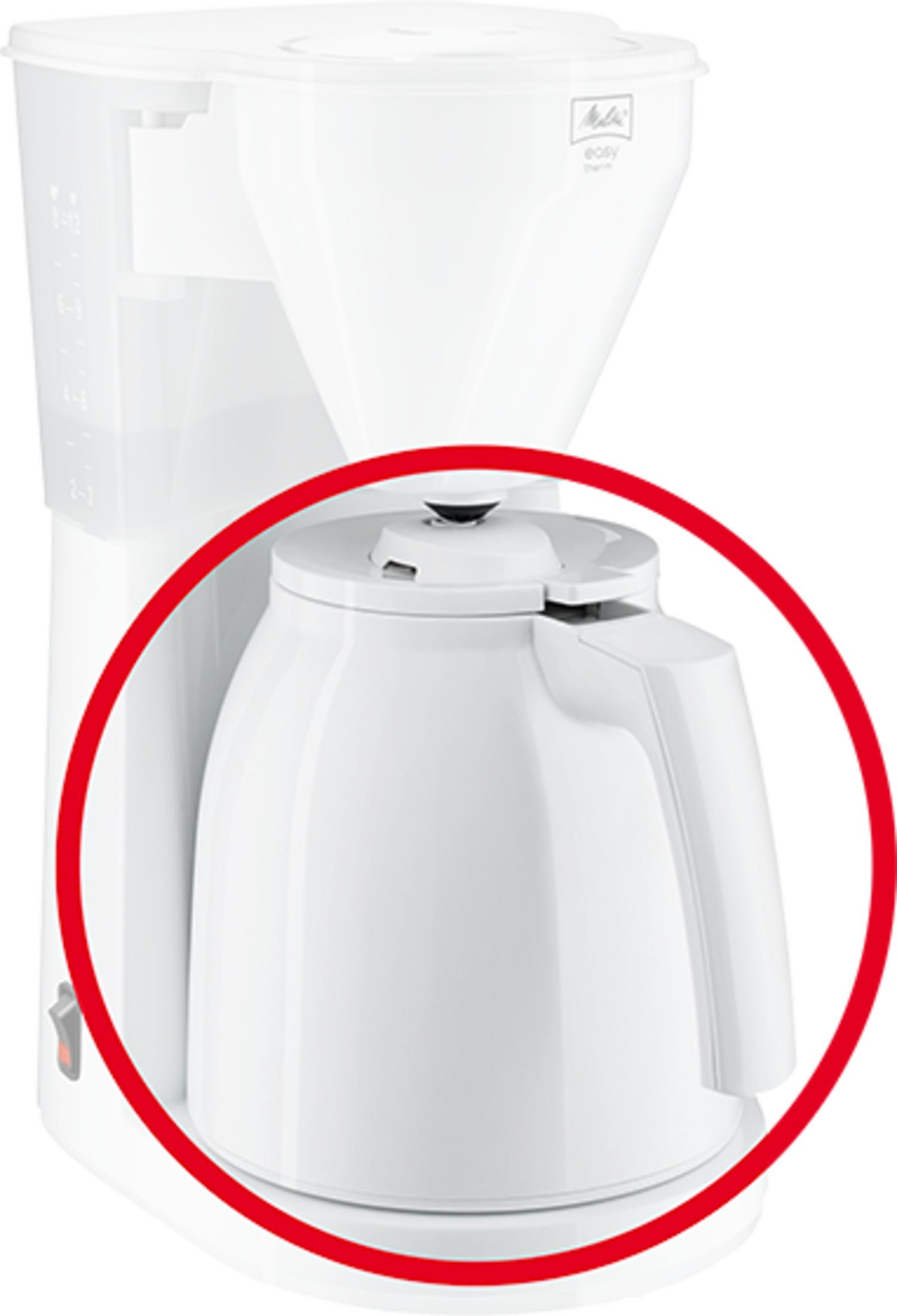 Weiße Thermoskanne mit Griff und Deckel, Teil einer Kaffeemaschine.