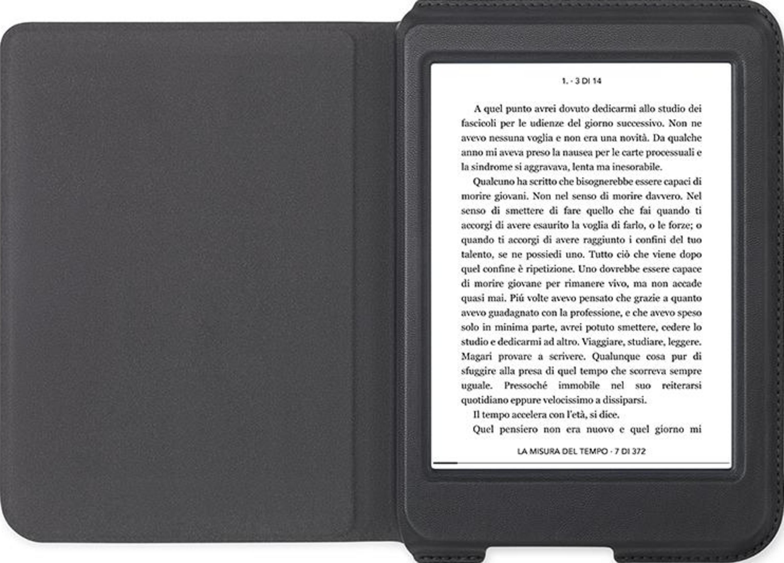 Un lector de libros electrónicos gris con texto en italiano en su pantalla, dentro de un estuche.