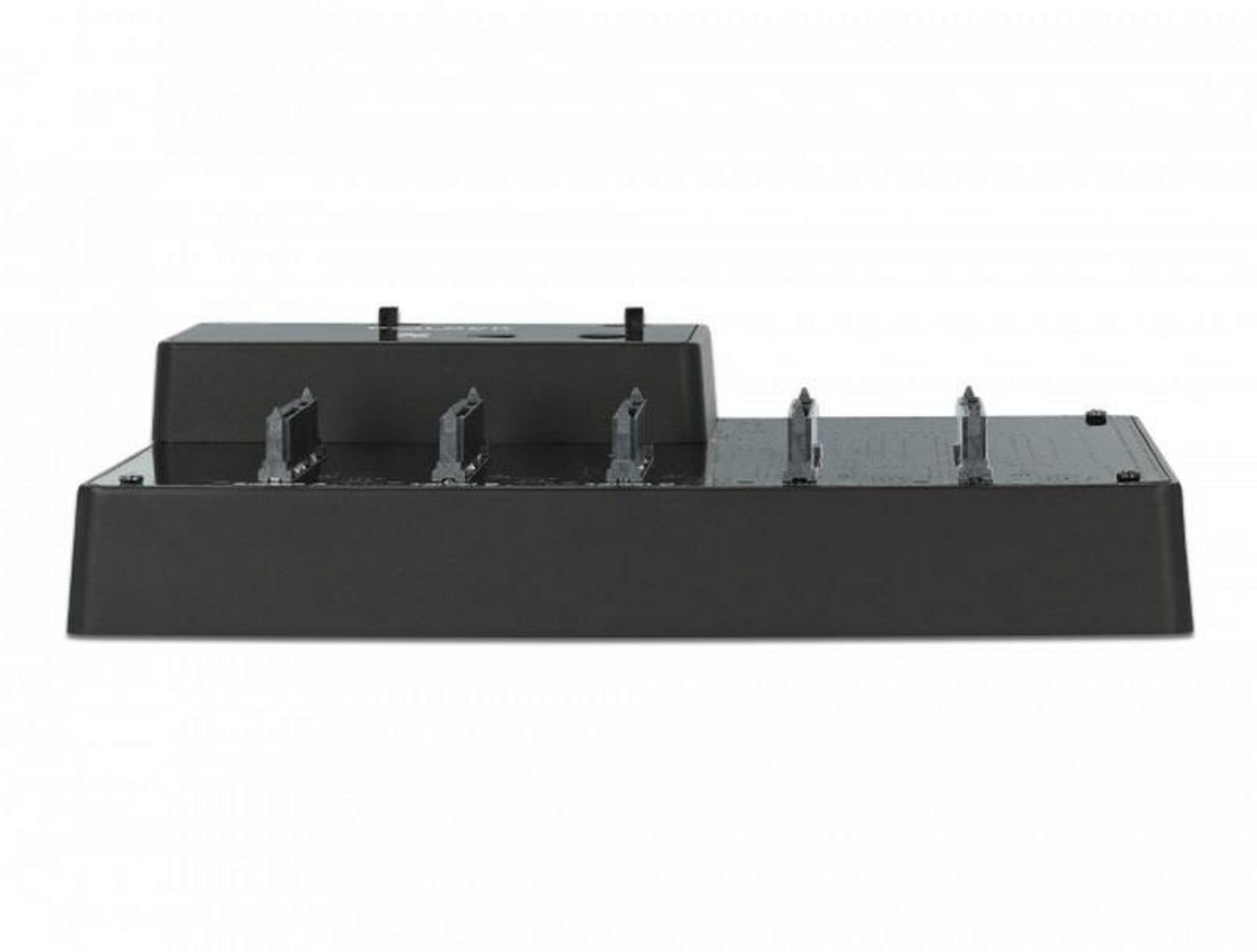 Ein schwarzes Ladegerät mit vier Steckplätzen für Controller.