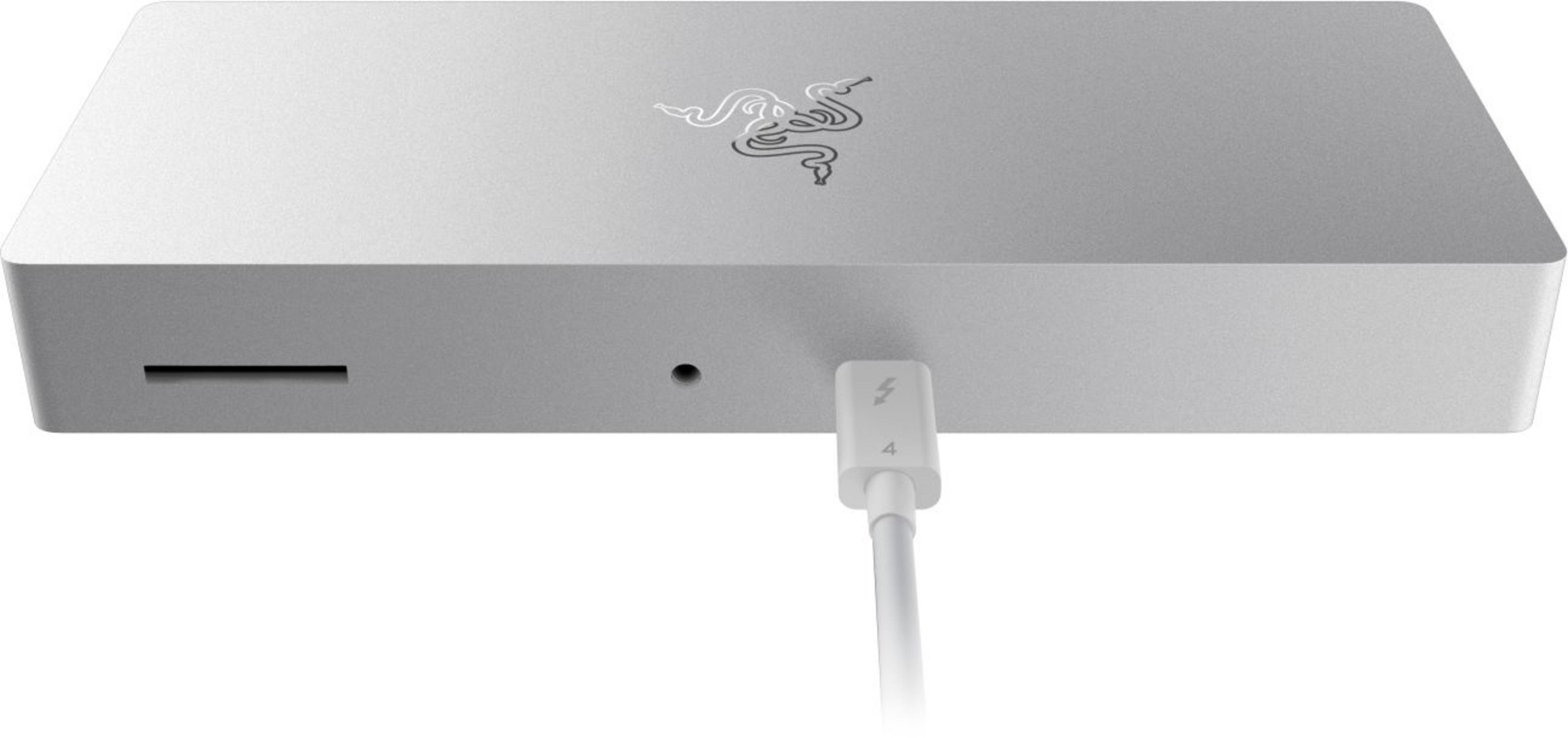 Silbernes Razer-Gerät mit Thunderbolt-Kabel und SD-Kartensteckplatz.