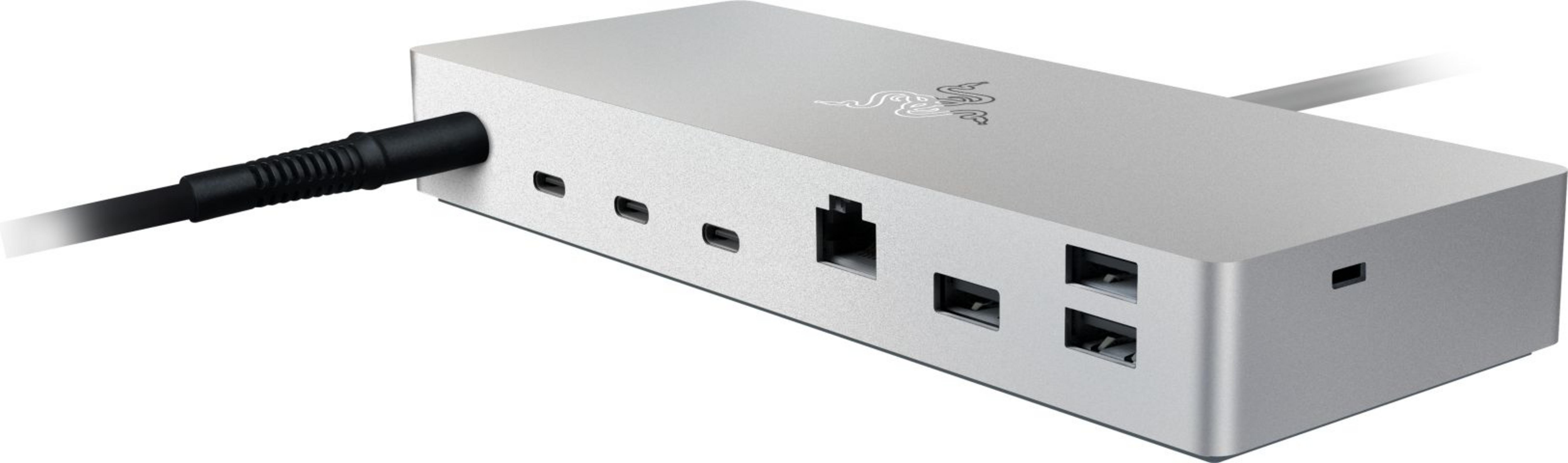 Silbernes Razer-Dock mit Anschlüssen und eingestecktem Kabel.
