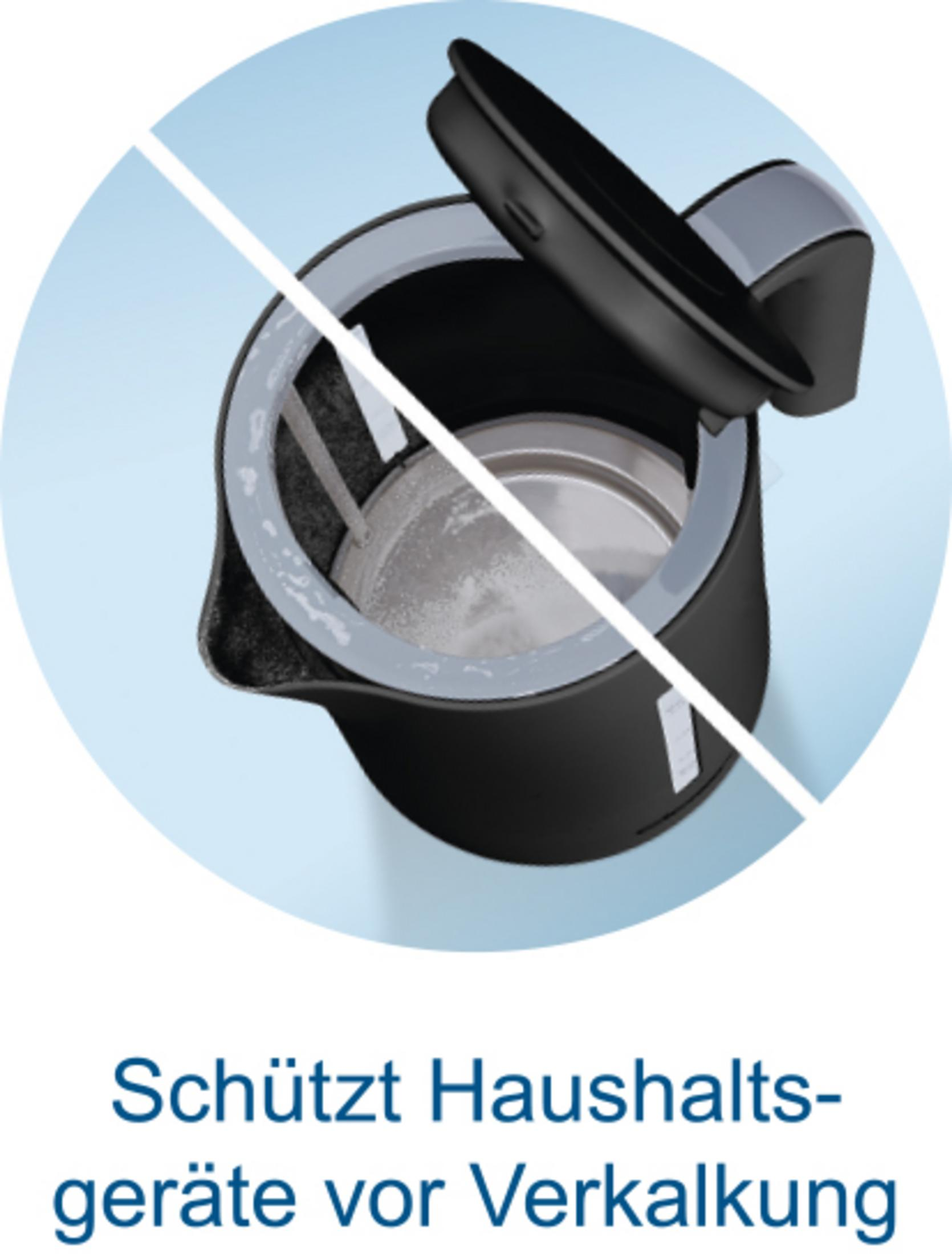 Ein schwarzer Wasserkocher mit offenem Deckel vor blauem Hintergrund.