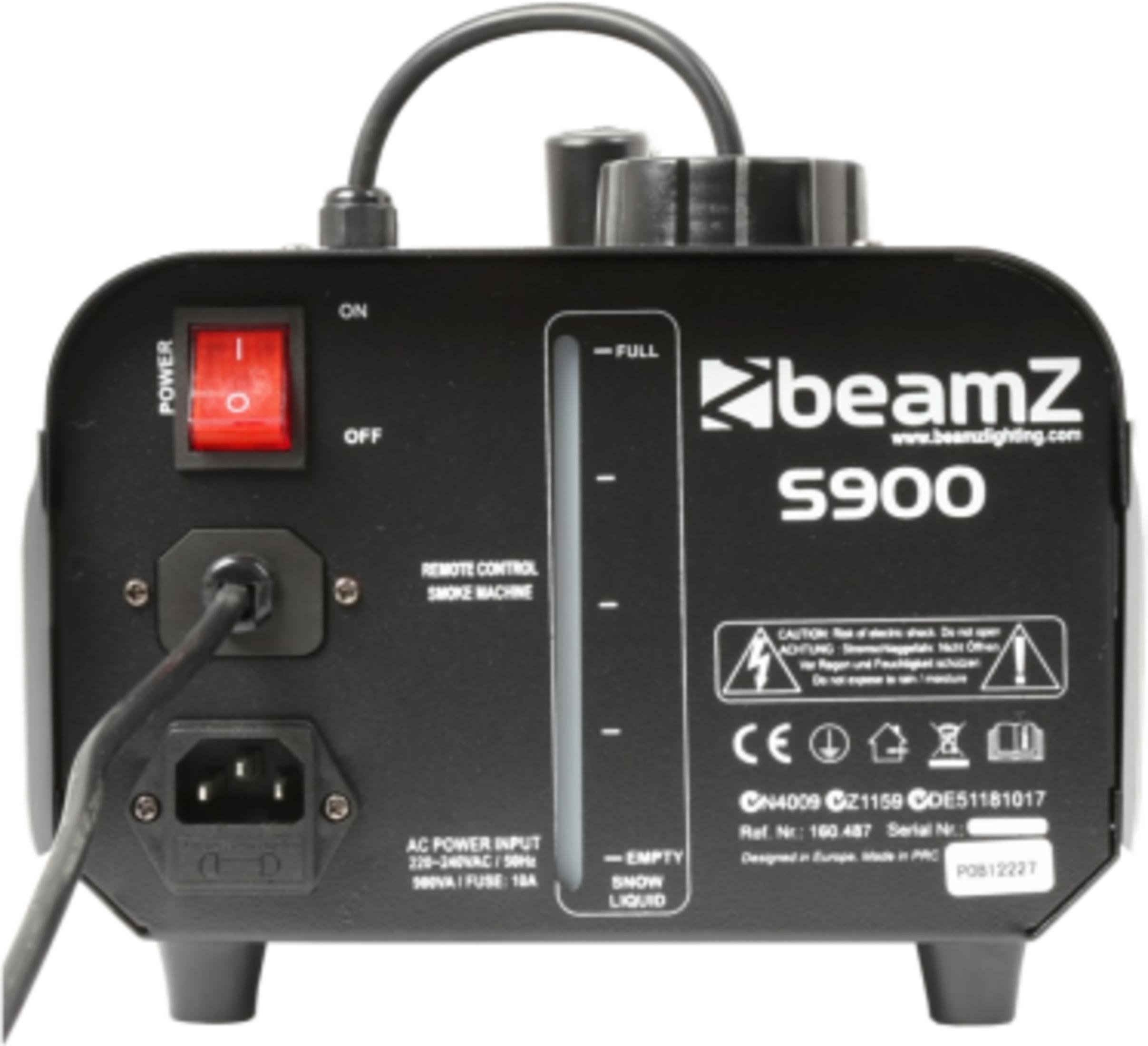 Parte trasera de una máquina de humo BeamZ S5900 negra con interruptor, indicador de nivel y conectores.