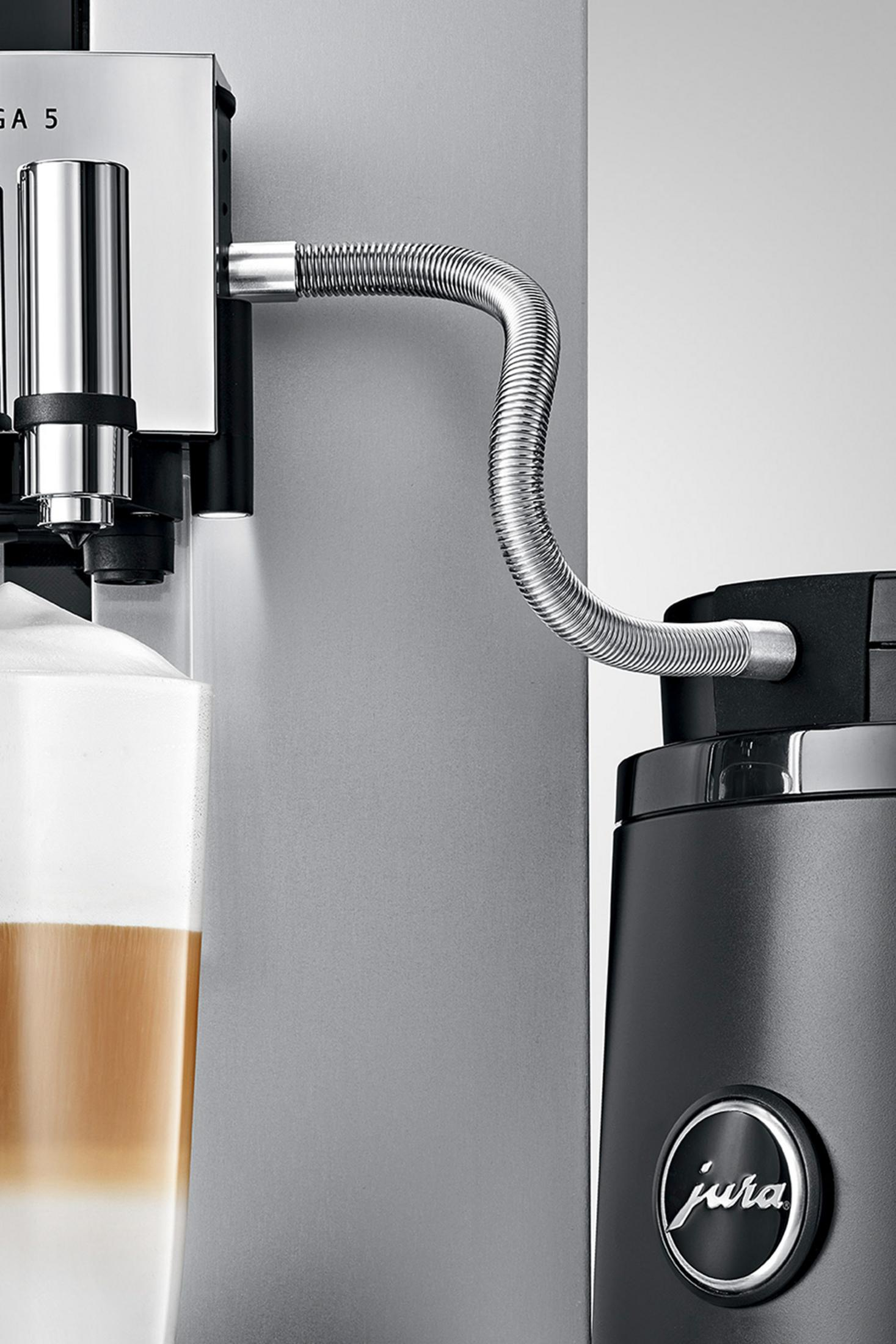 Cafetera con espuma de leche y manguera flexible. Logo de Jura.