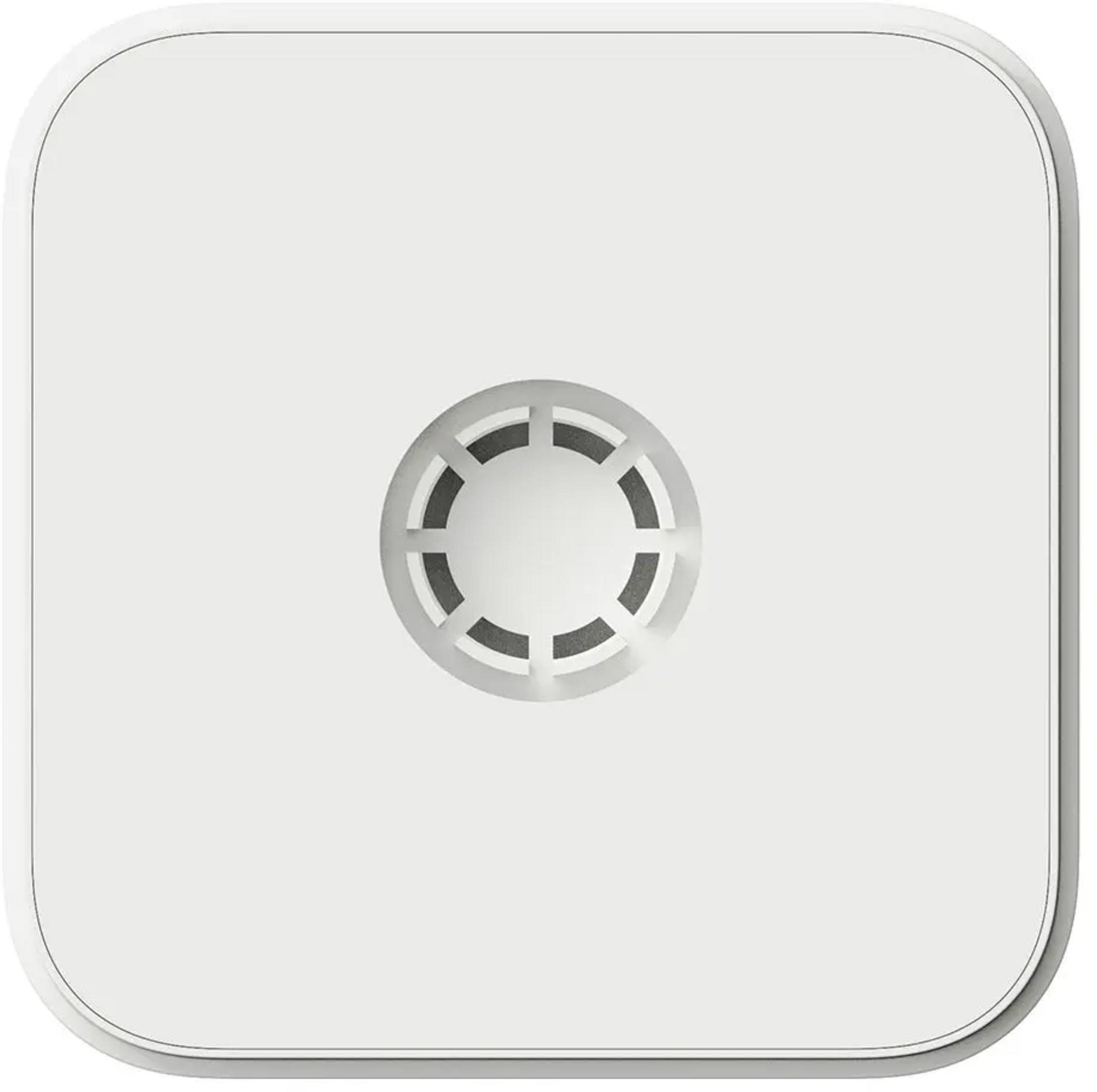 Un dispositivo bianco e quadrato con angoli arrotondati e una griglia circolare al centro.