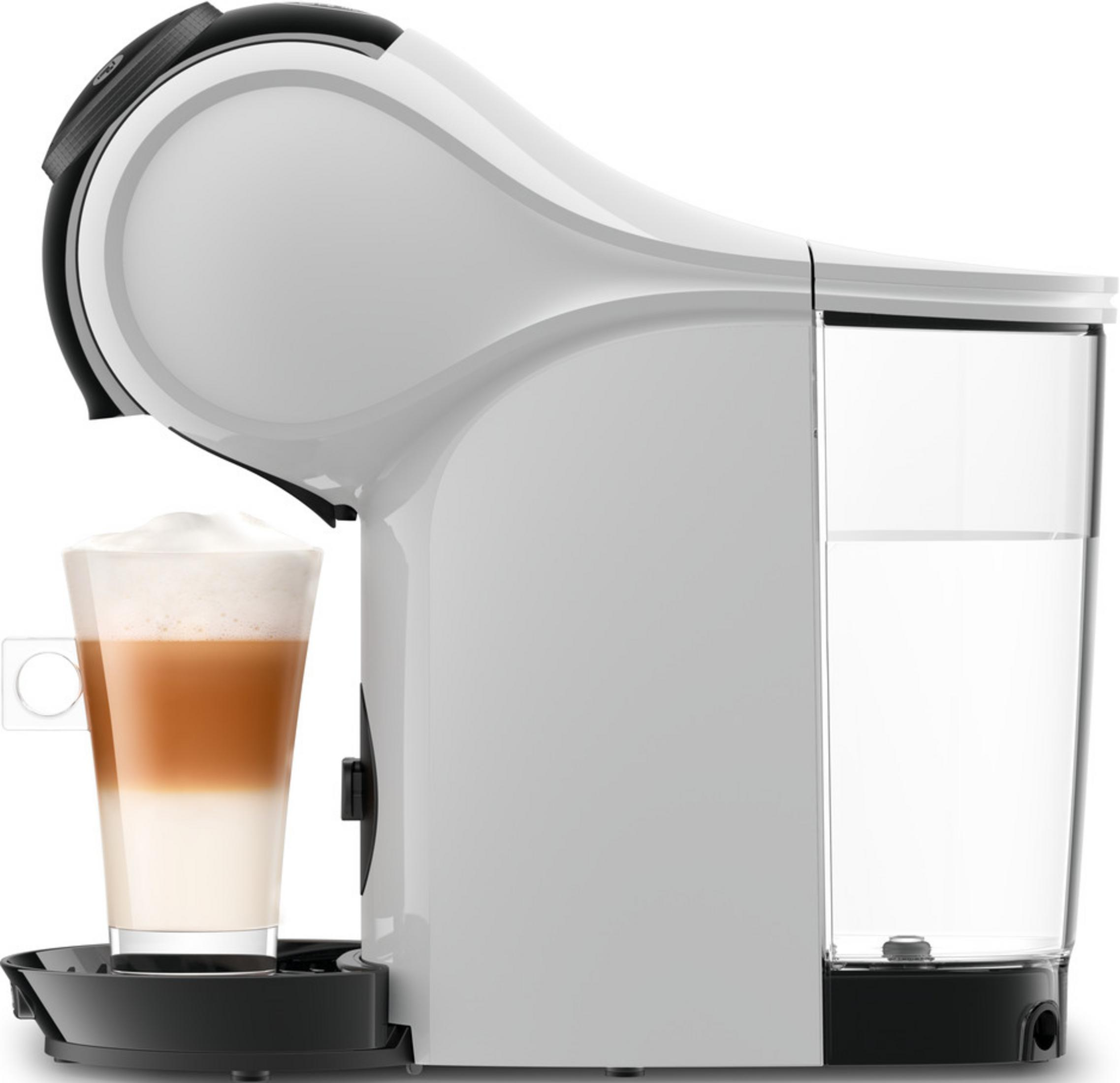 Una macchina da caffè bianca con un bicchiere di latte macchiato accanto.