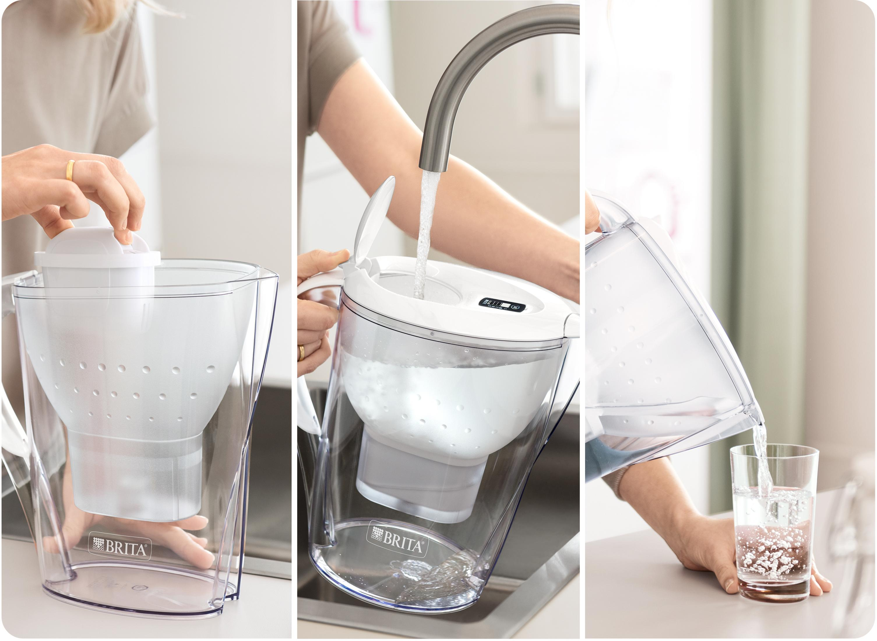 Een persoon plaatst een filter in een Brita-kan, vult deze en schenkt water uit.