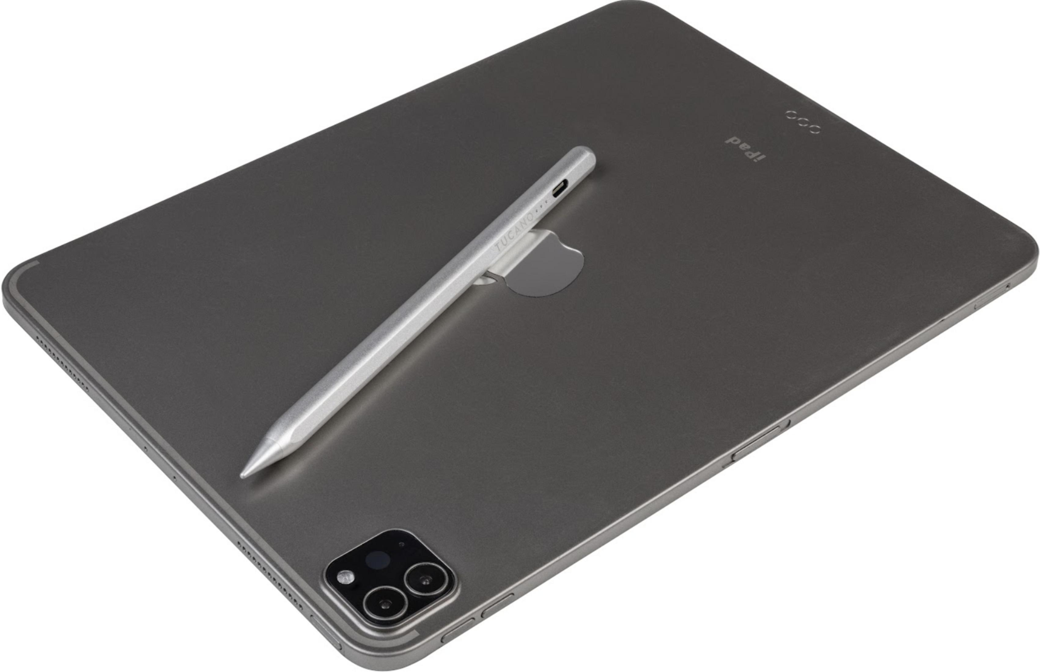 Uno stilo argentato poggia su un tablet scuro.