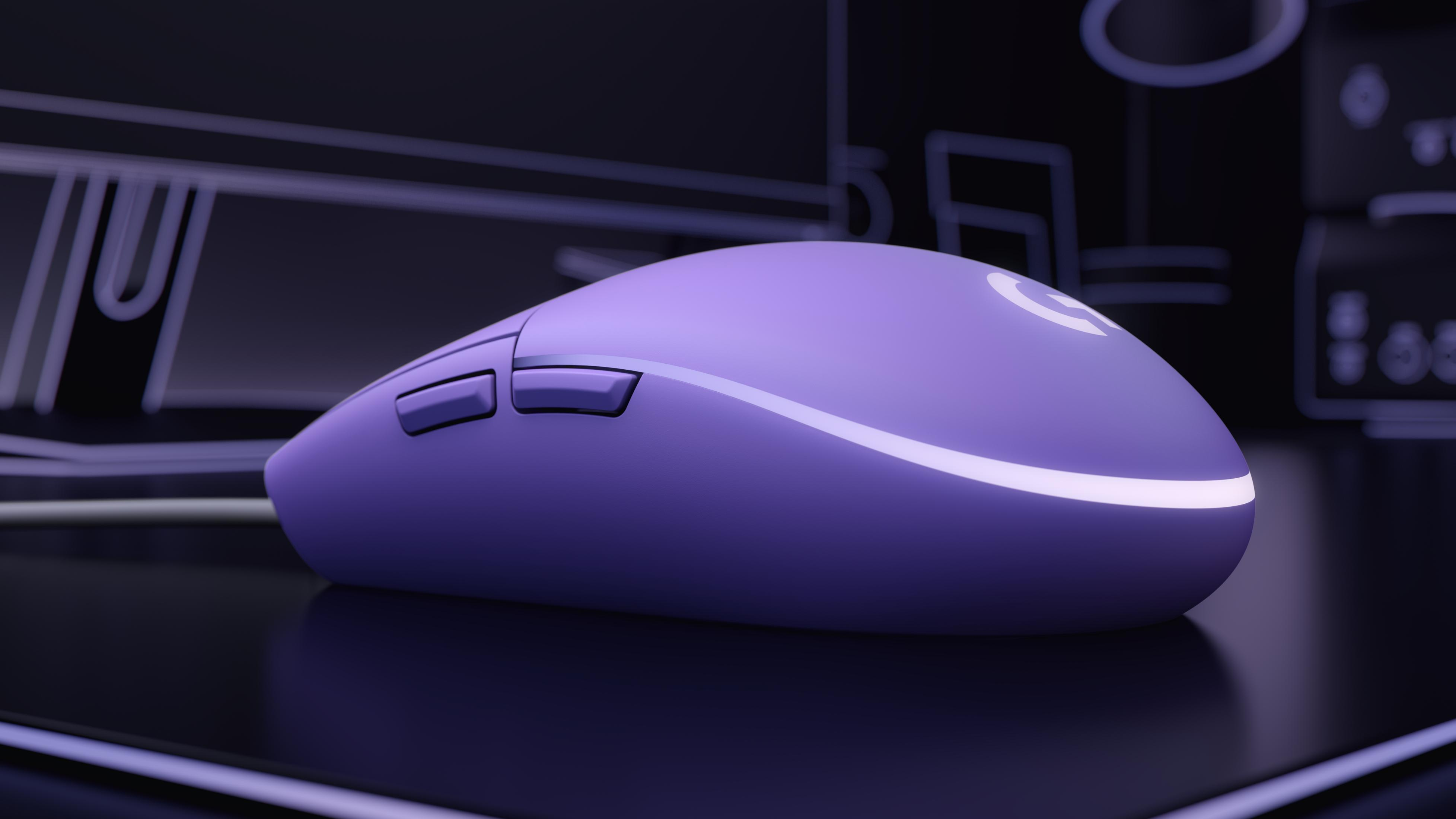 Fioletowa mysz komputerowa ze światłem ładowania na ciemnym biurku.
