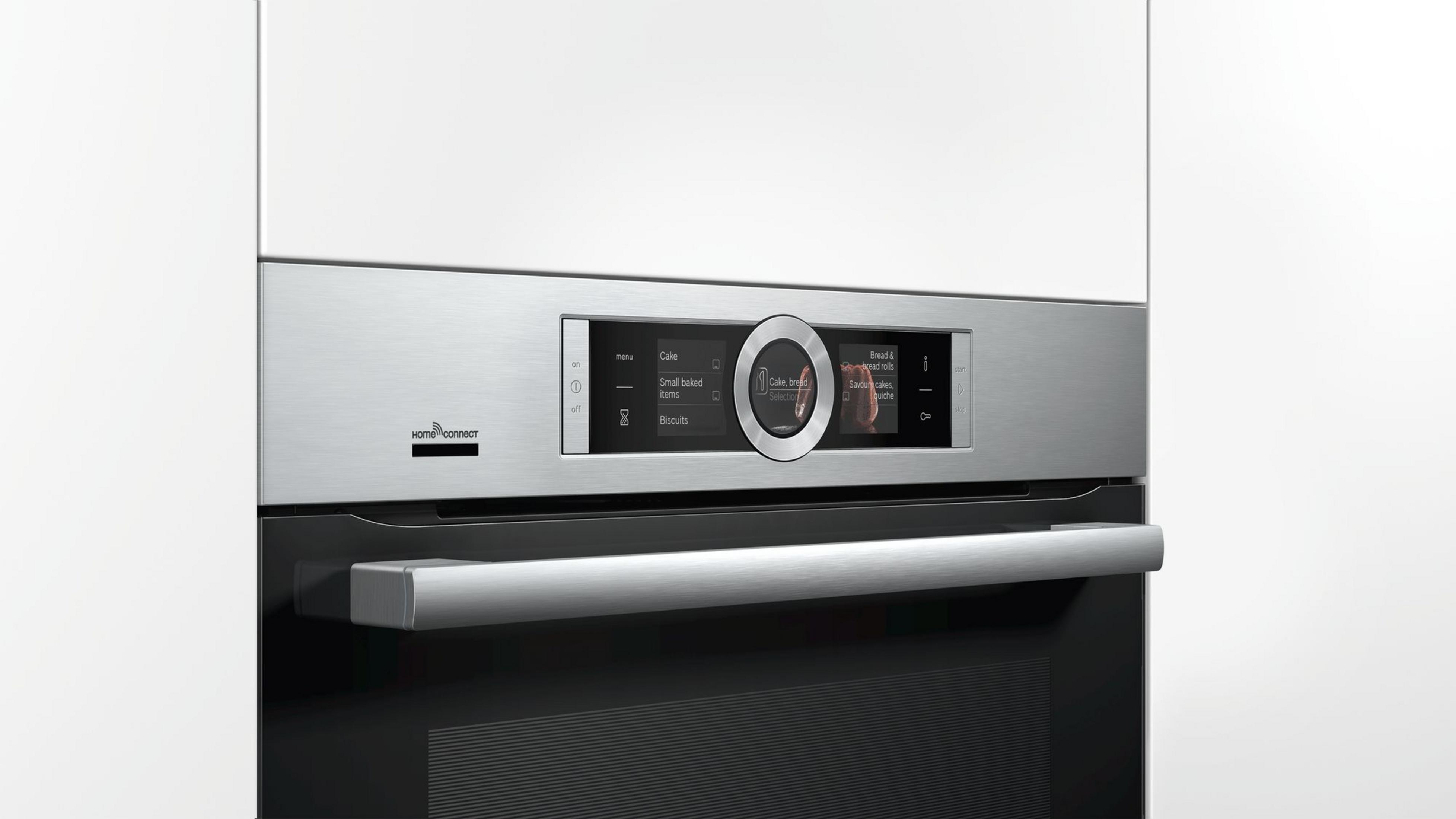 Un four moderne avec écran tactile affichant les options de cuisson.