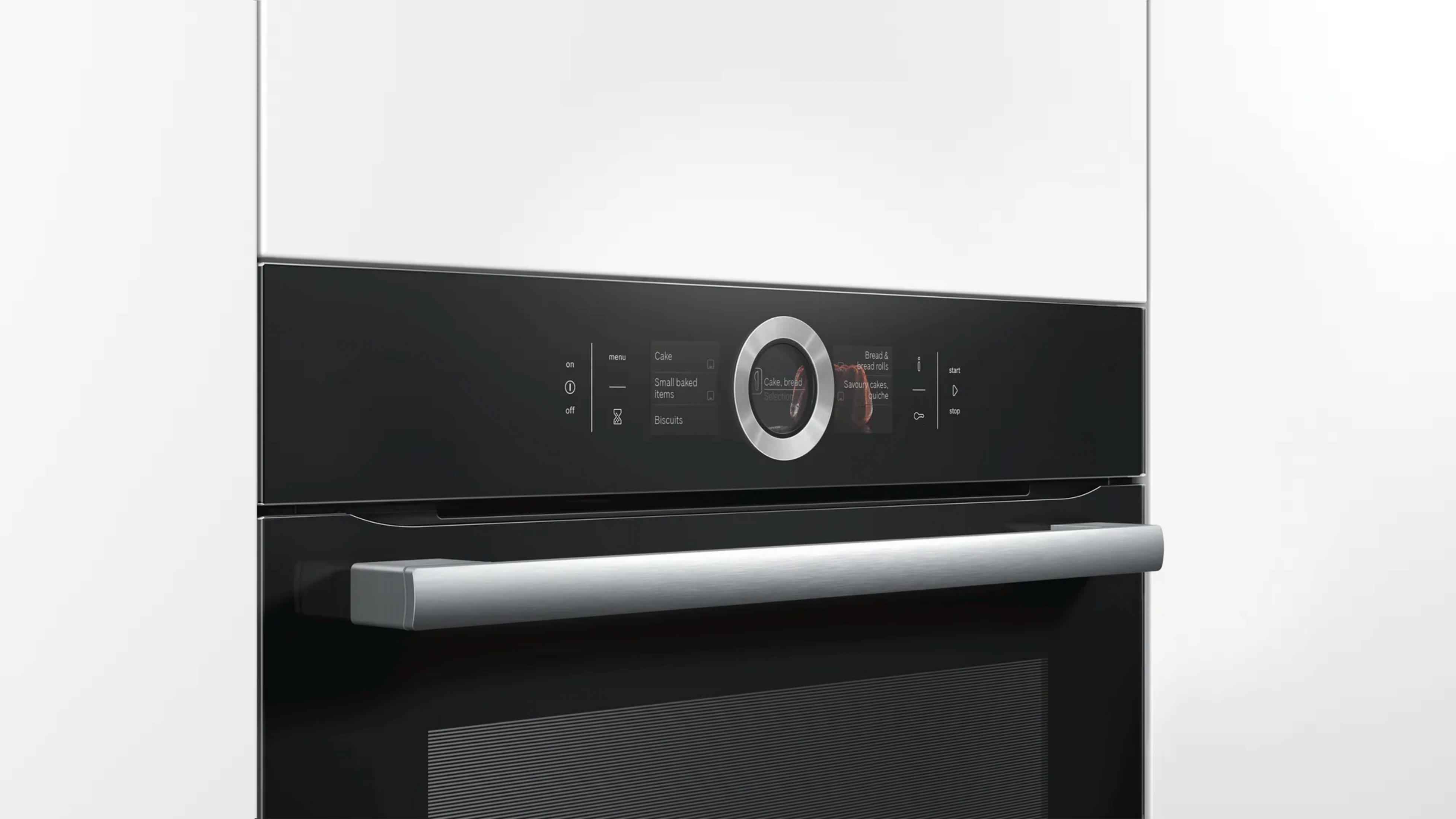 Ein moderner Backofen mit Touchscreen-Bedienfeld und silbernem Griff.