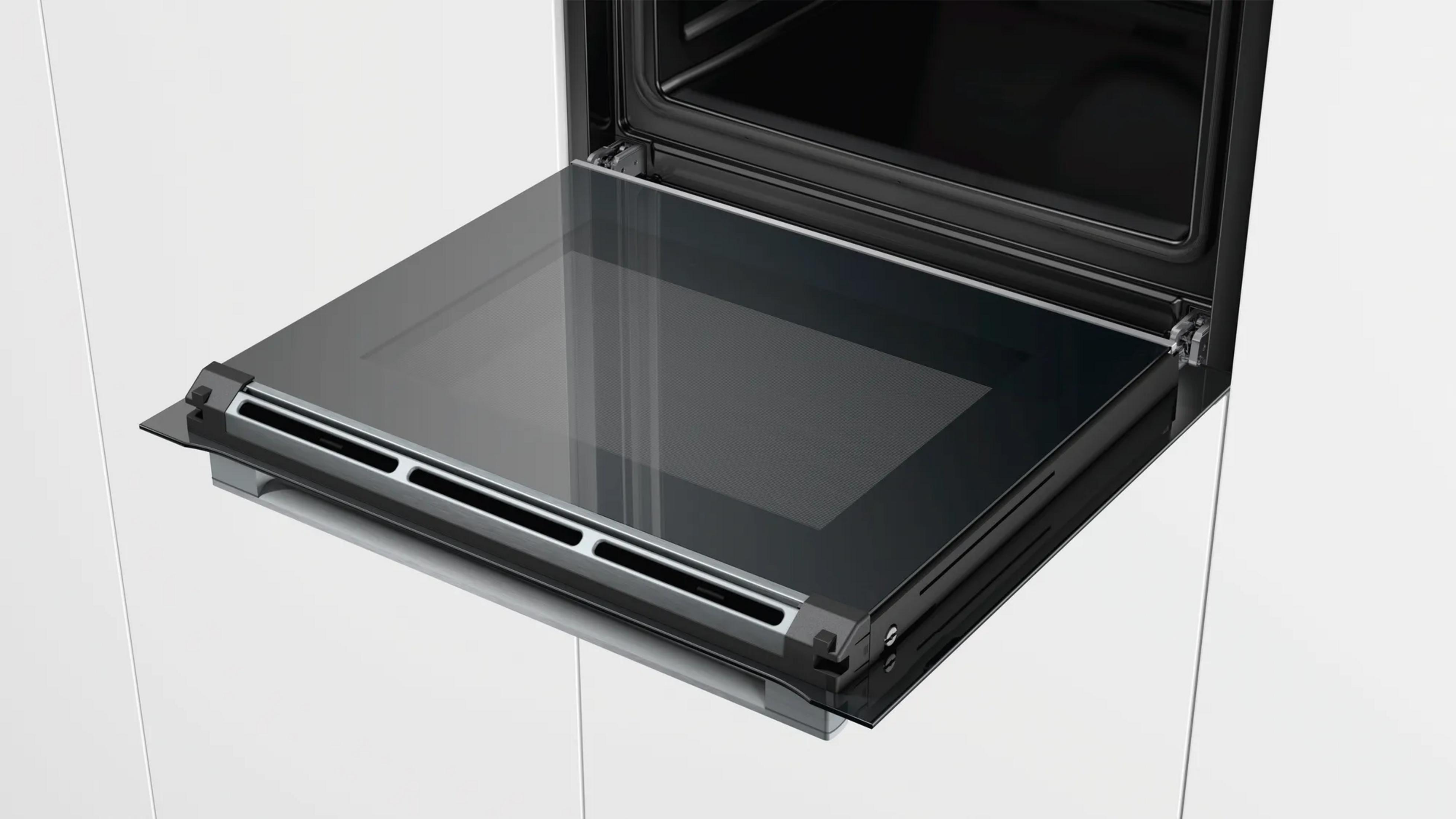 Ein moderner Einbauofen mit heruntergeklappter Glastür in Schwarz und Silber.