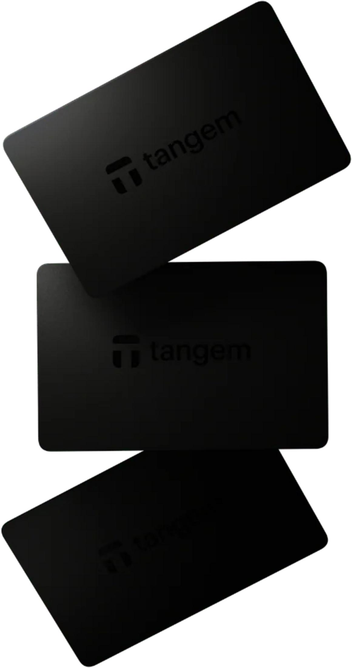 Trzy czarne karty z logo Tangem ułożone jeden na drugim.