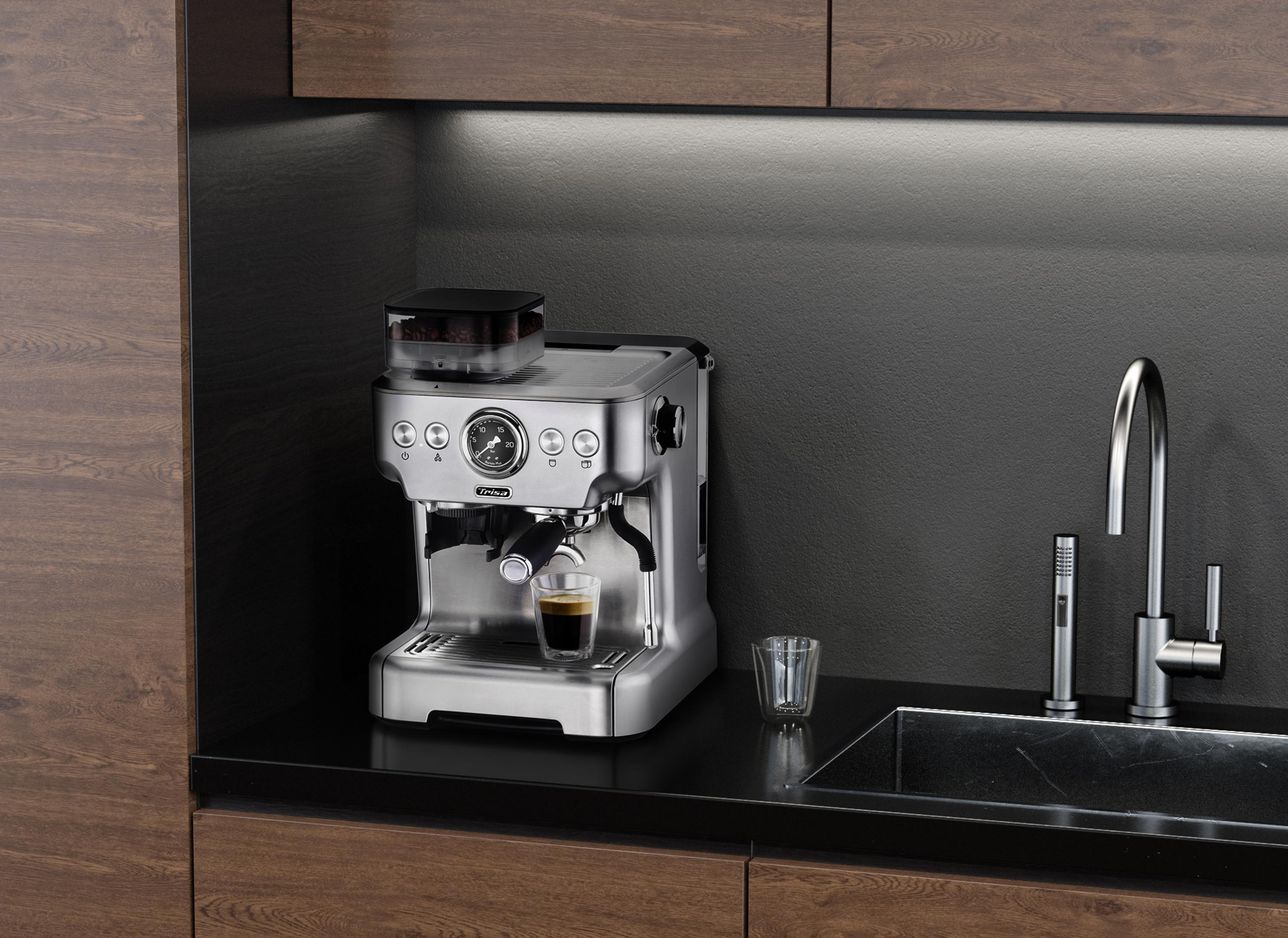 Eine silberne Espressomaschine mit Kaffeebohnenbehälter und einem Glas Espresso.