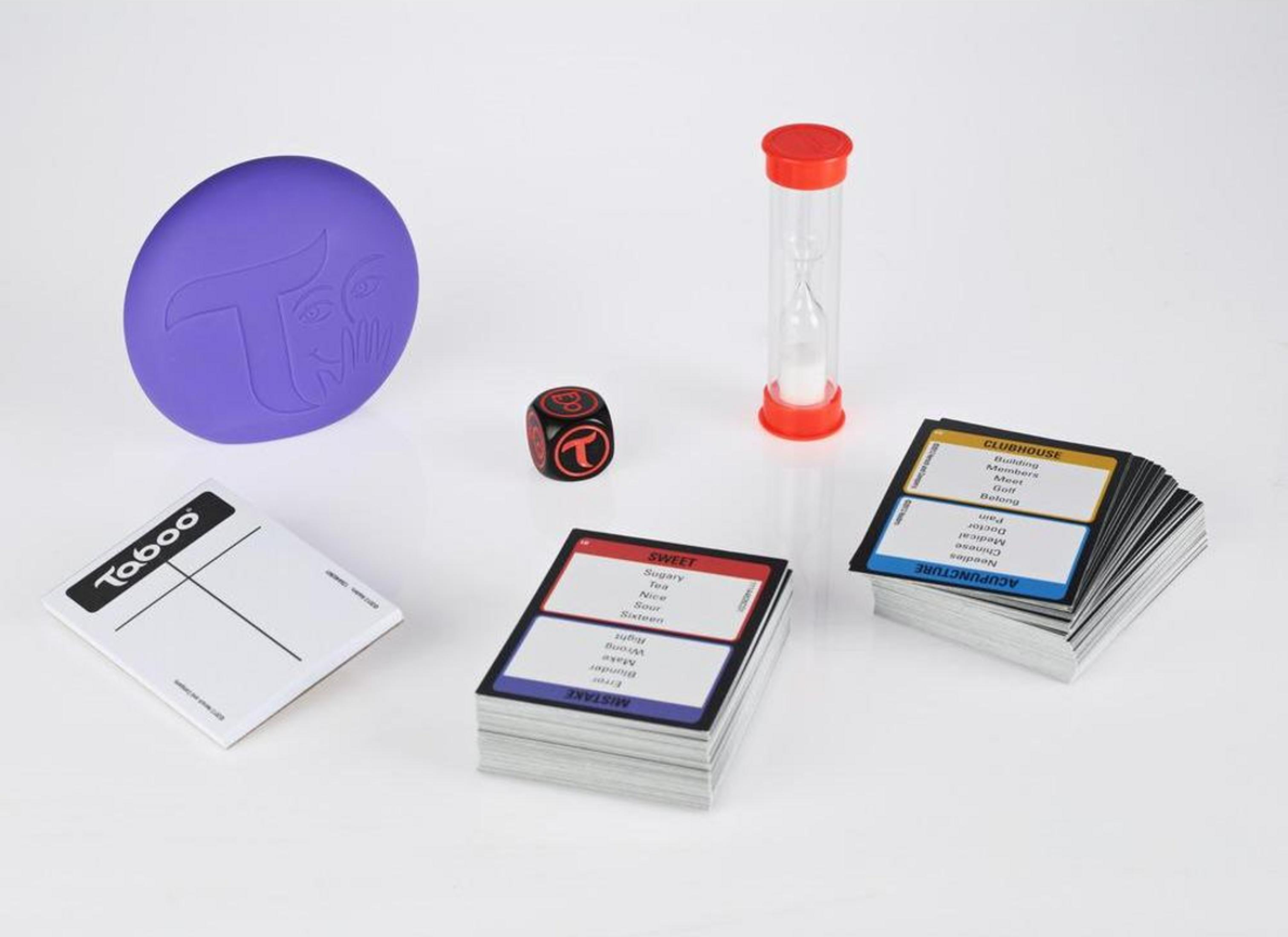 Ein violetter Taboo-Button, Würfel, Sanduhr und Kartenstapel auf weißem Grund.
