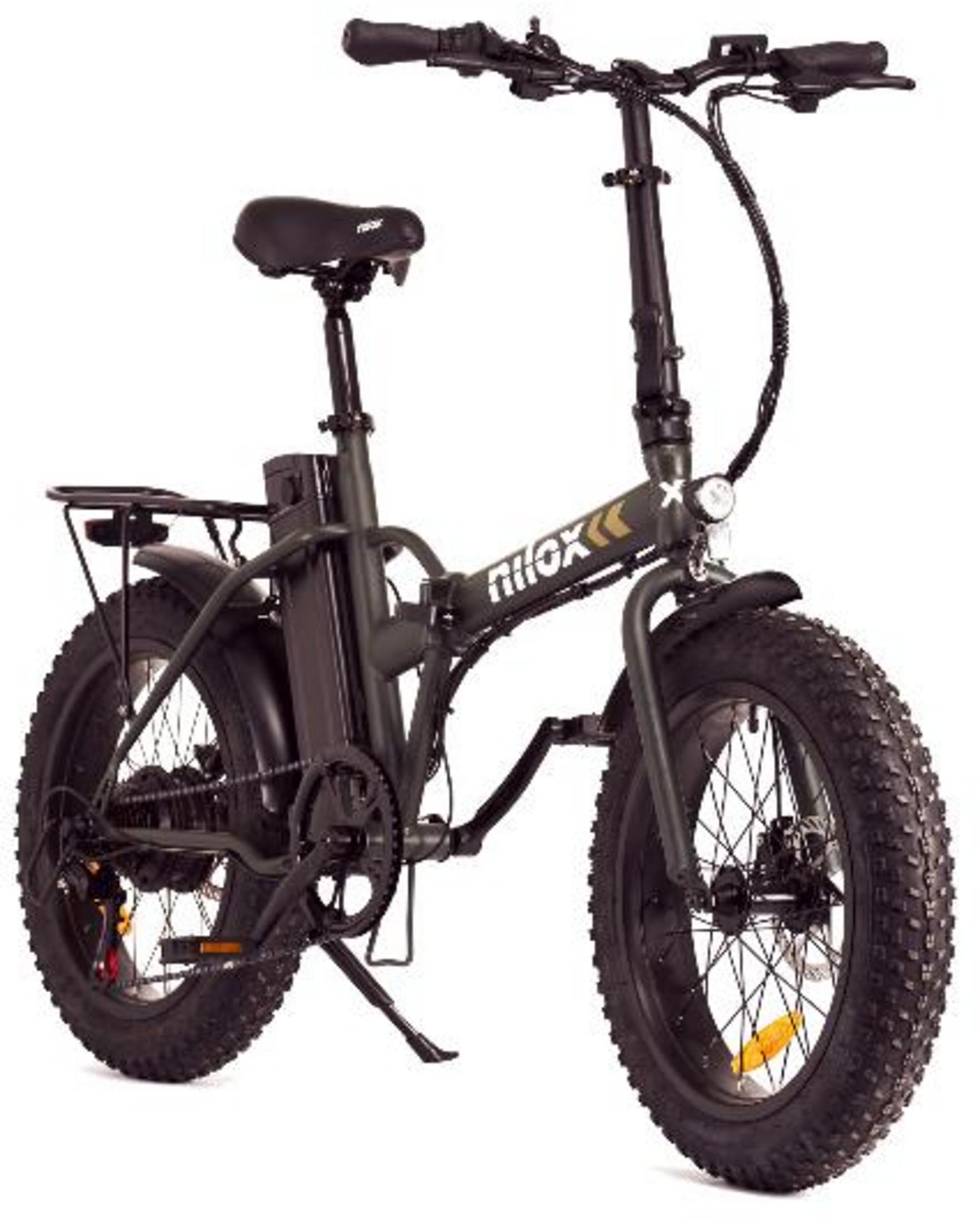 Bicicletta pieghevole verde scuro con pneumatici larghi, portapacchi e batteria.
