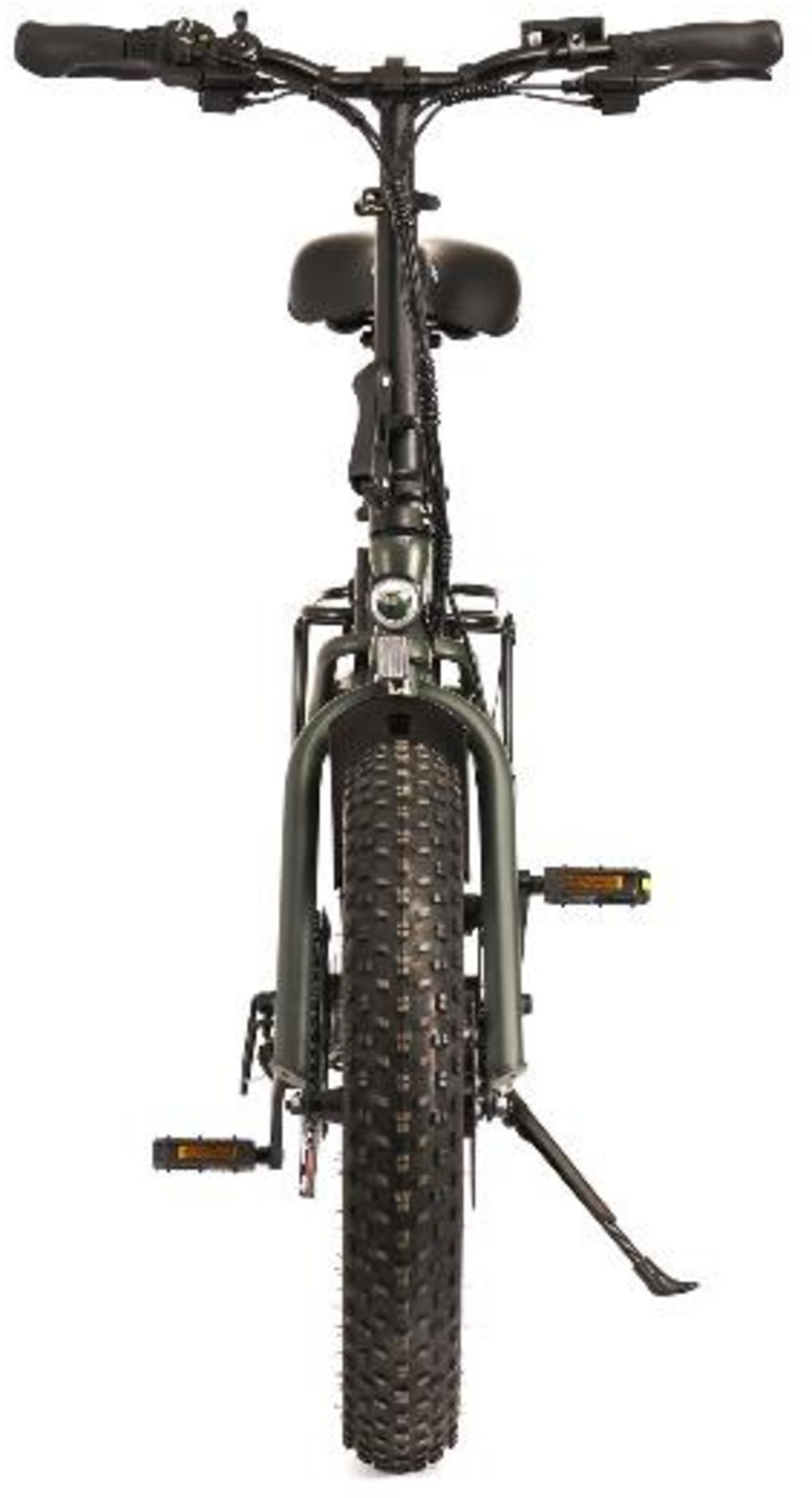 Vista frontale di una bici elettrica con pneumatici grassi verde scuro con ruote spesse, pedali e manubrio.