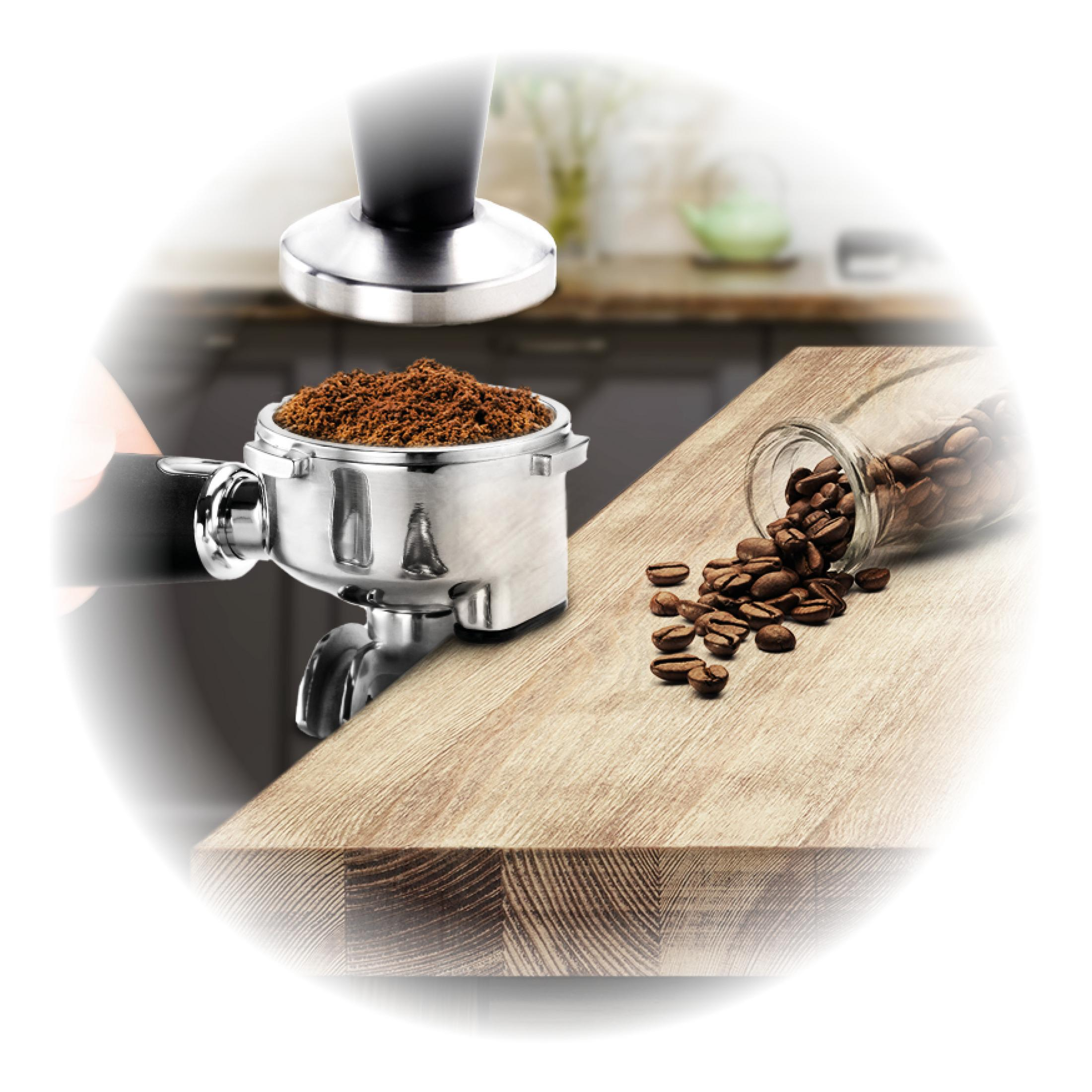 Kaffeepulver in einem Siebträger neben Kaffeebohnen in einem Glas auf einem Holztisch.