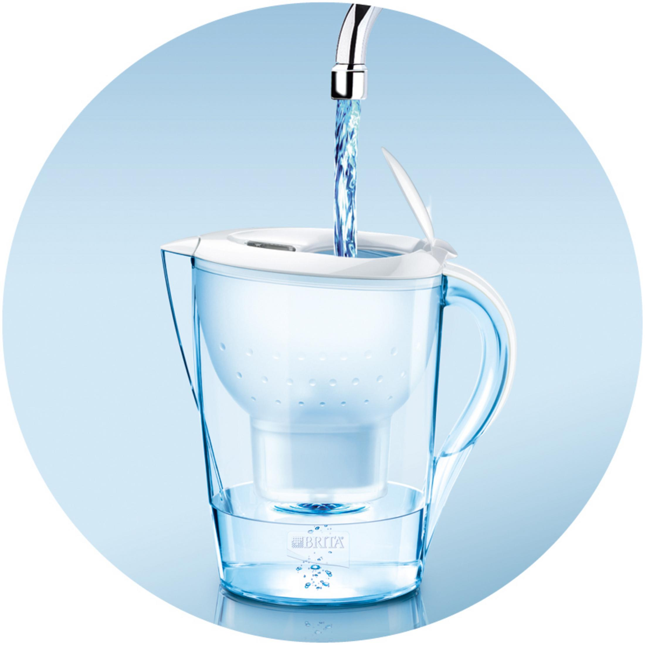 Wasser fließt aus einem Wasserhahn in einen durchsichtigen Brita-Wasserfilterkrug.