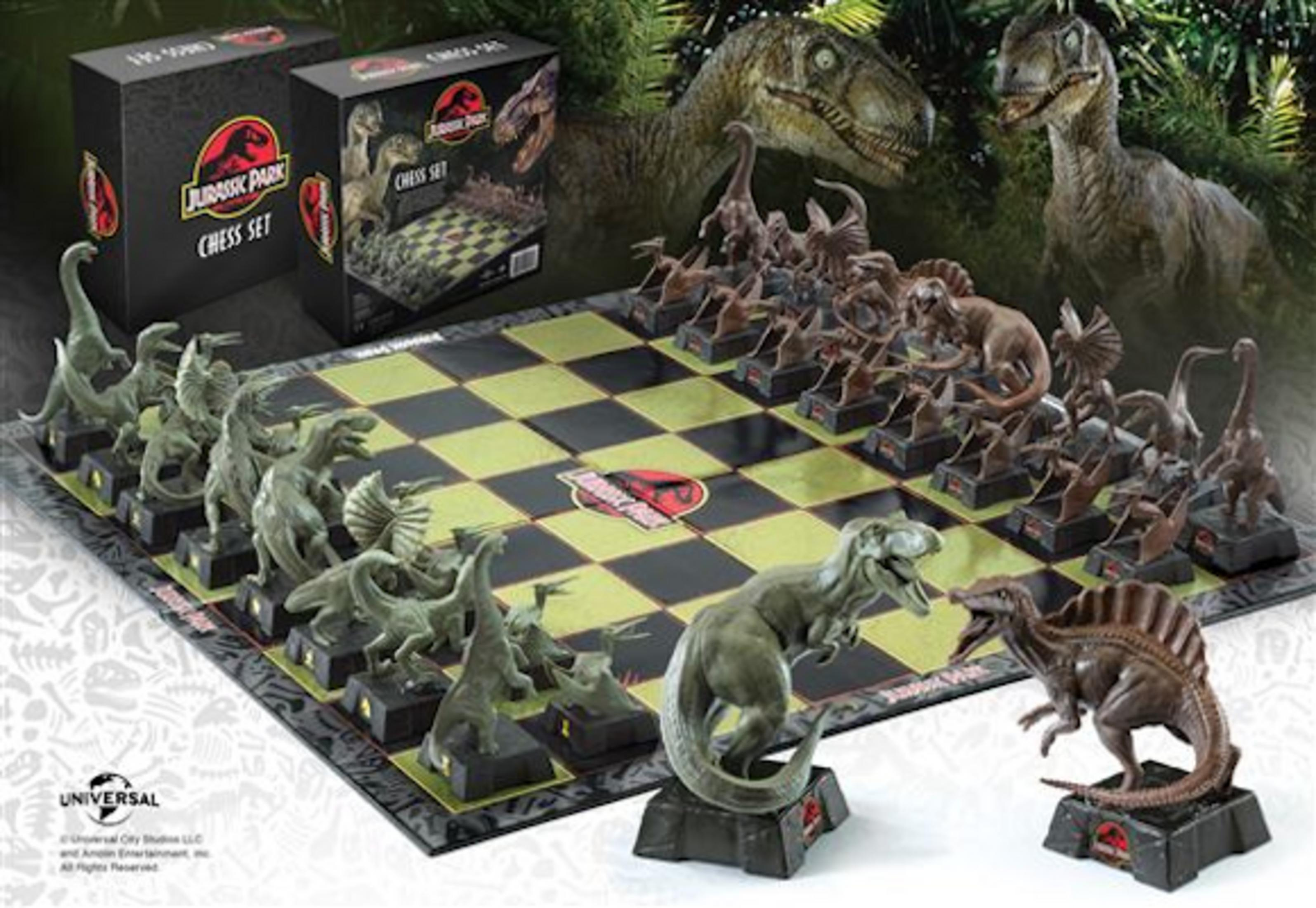 Juego de ajedrez de Jurassic Park con figuras de dinosaurios.