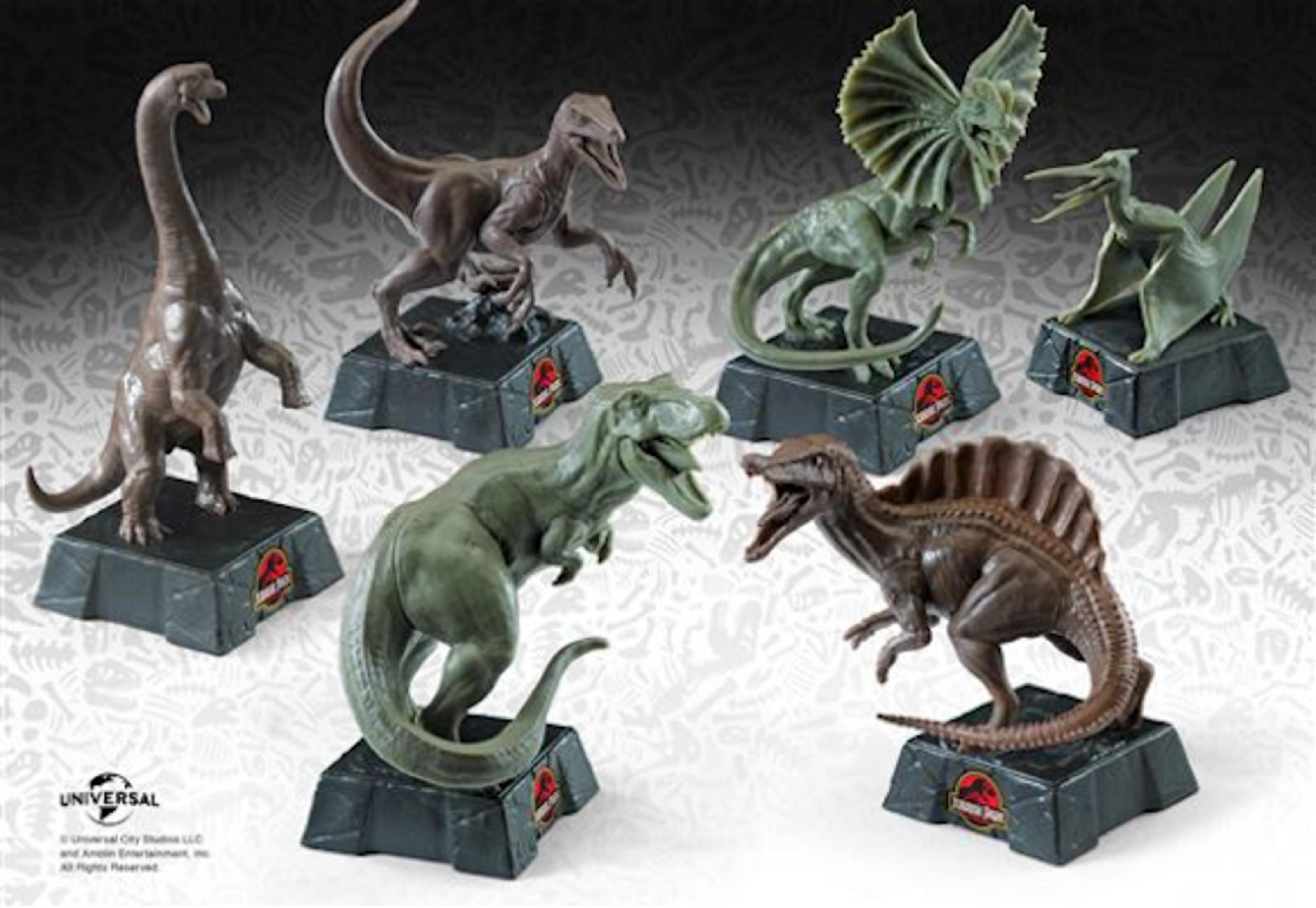 Seis figuras de dinosaurios sobre bases, incluyendo un T-Rex y un Spinosaurus.