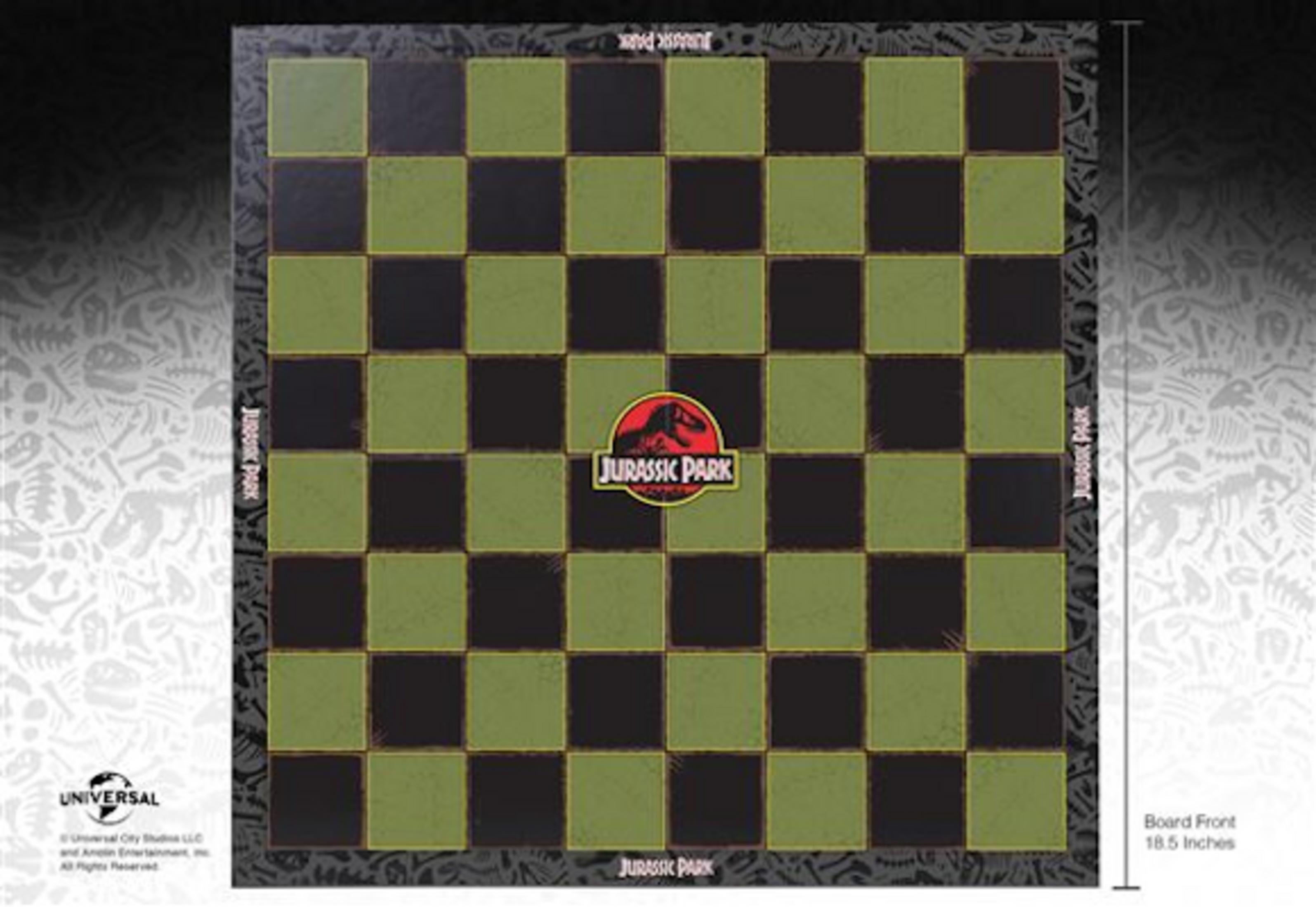Tablero de ajedrez con logo de Jurassic Park, casillas verdes y negras.