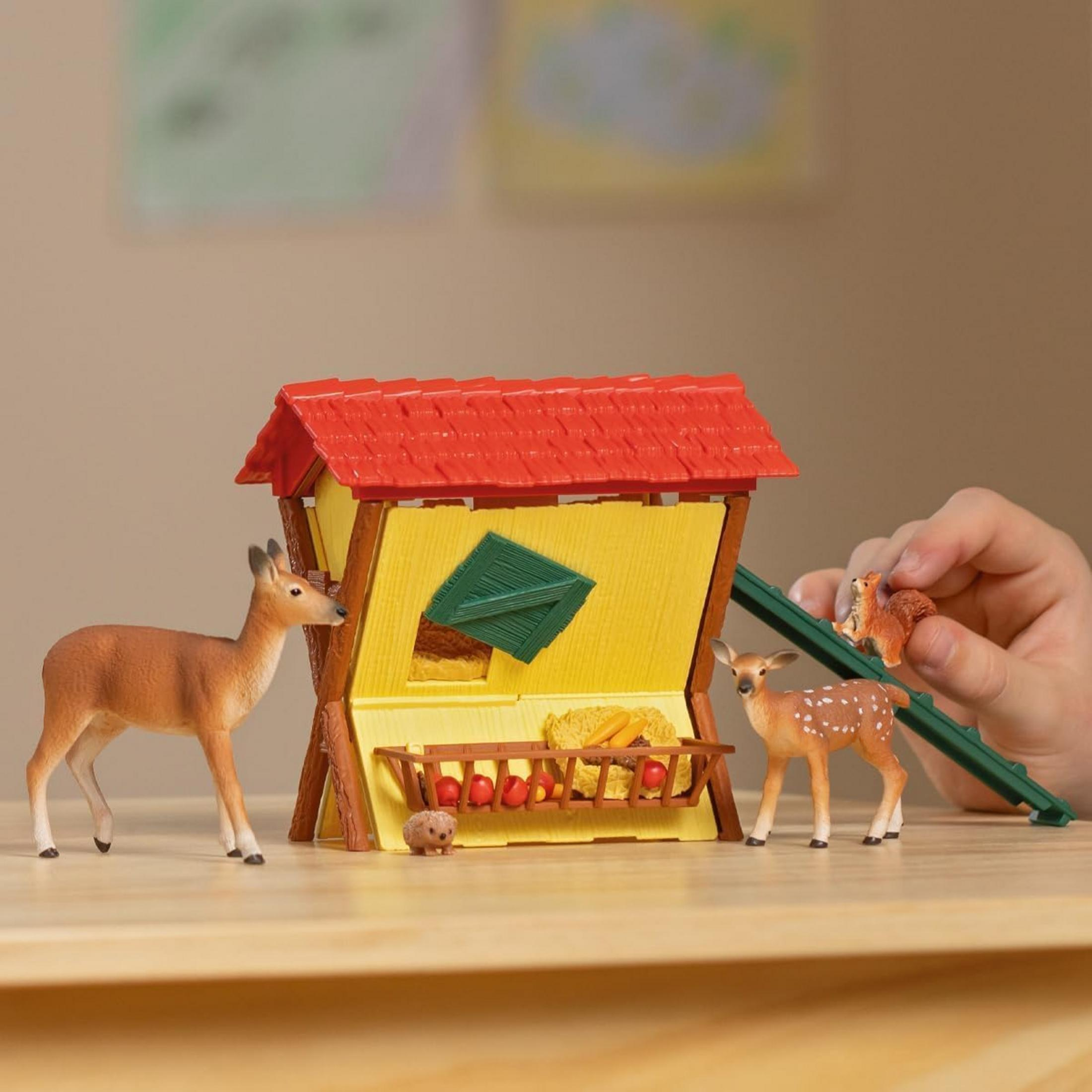 Spielzeug-Bauernhof mit Reh, Hirschkalb, Igel und Eichhörnchen.