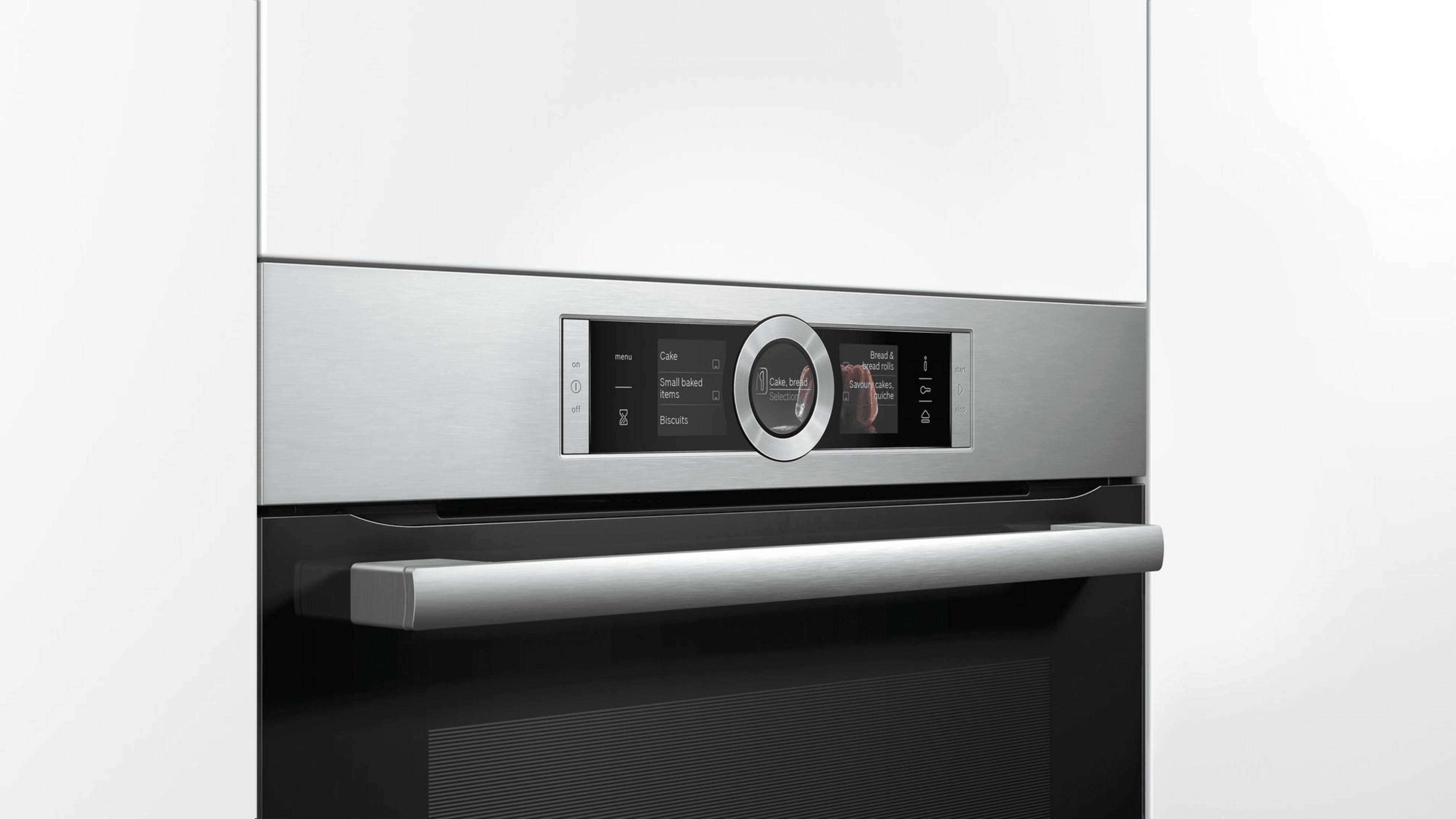 Edelstahl-Ofen mit Touchscreen-Display, zeigt Backprogramme an.
