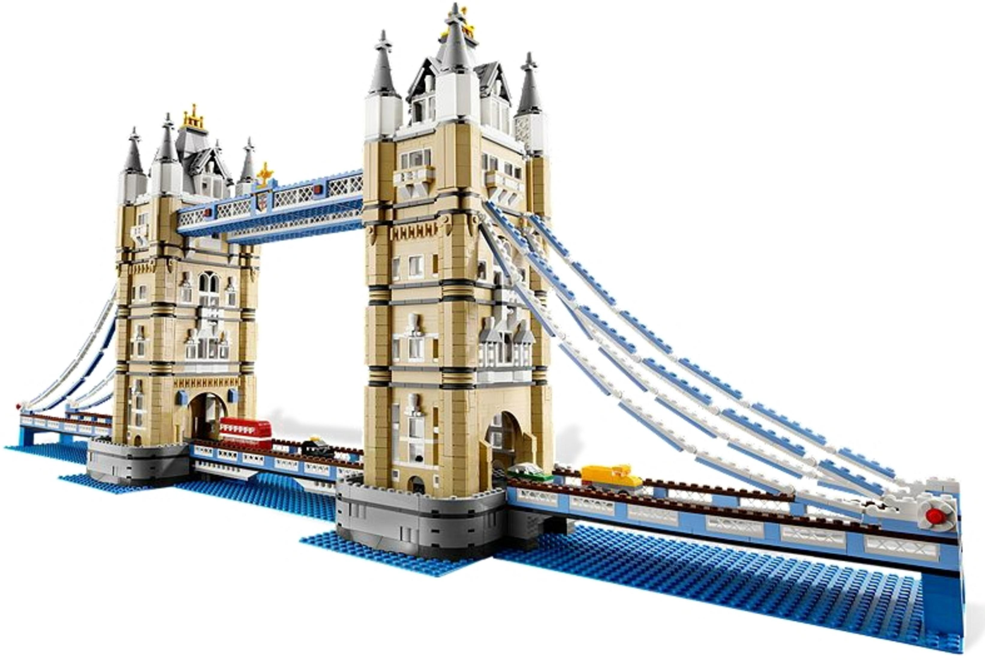 Model Lego Tower Bridge z samochodami i czerwonym autobusem piętrowym.