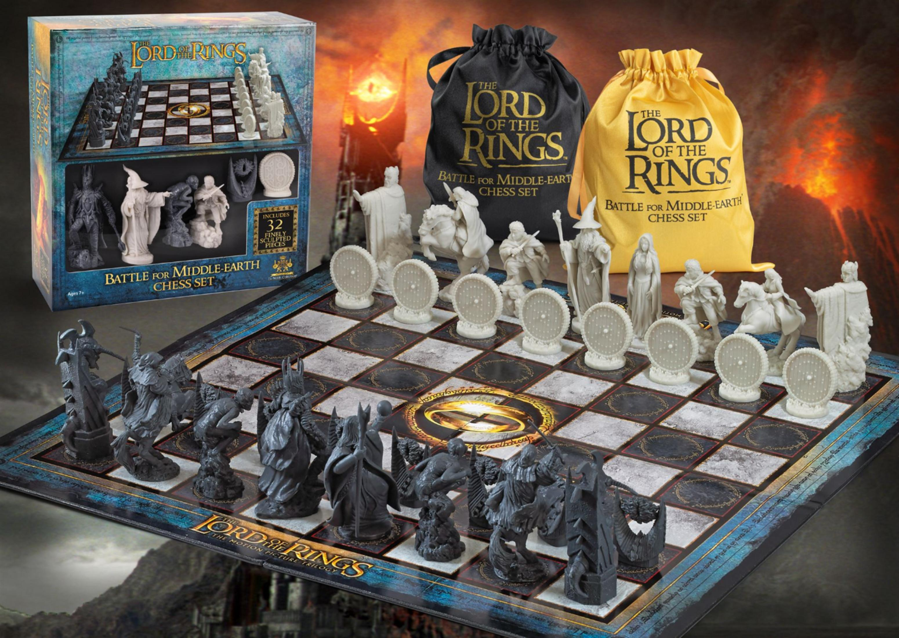 Juego de ajedrez El Señor de los Anillos con piezas blancas y negras.