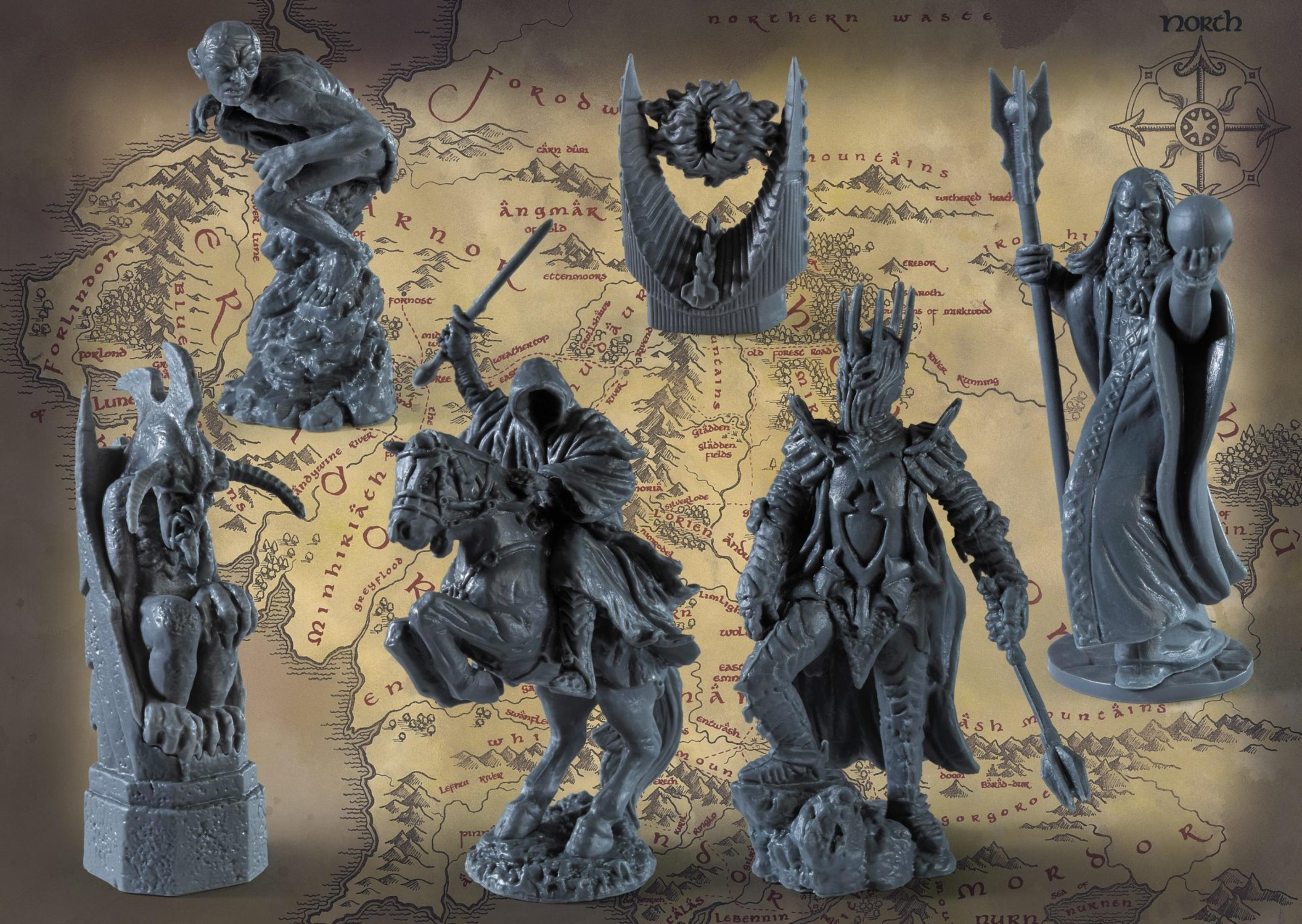 Figuras grises de El Señor de los Anillos en un mapa. Sauron, Nazgûl, Gollum.