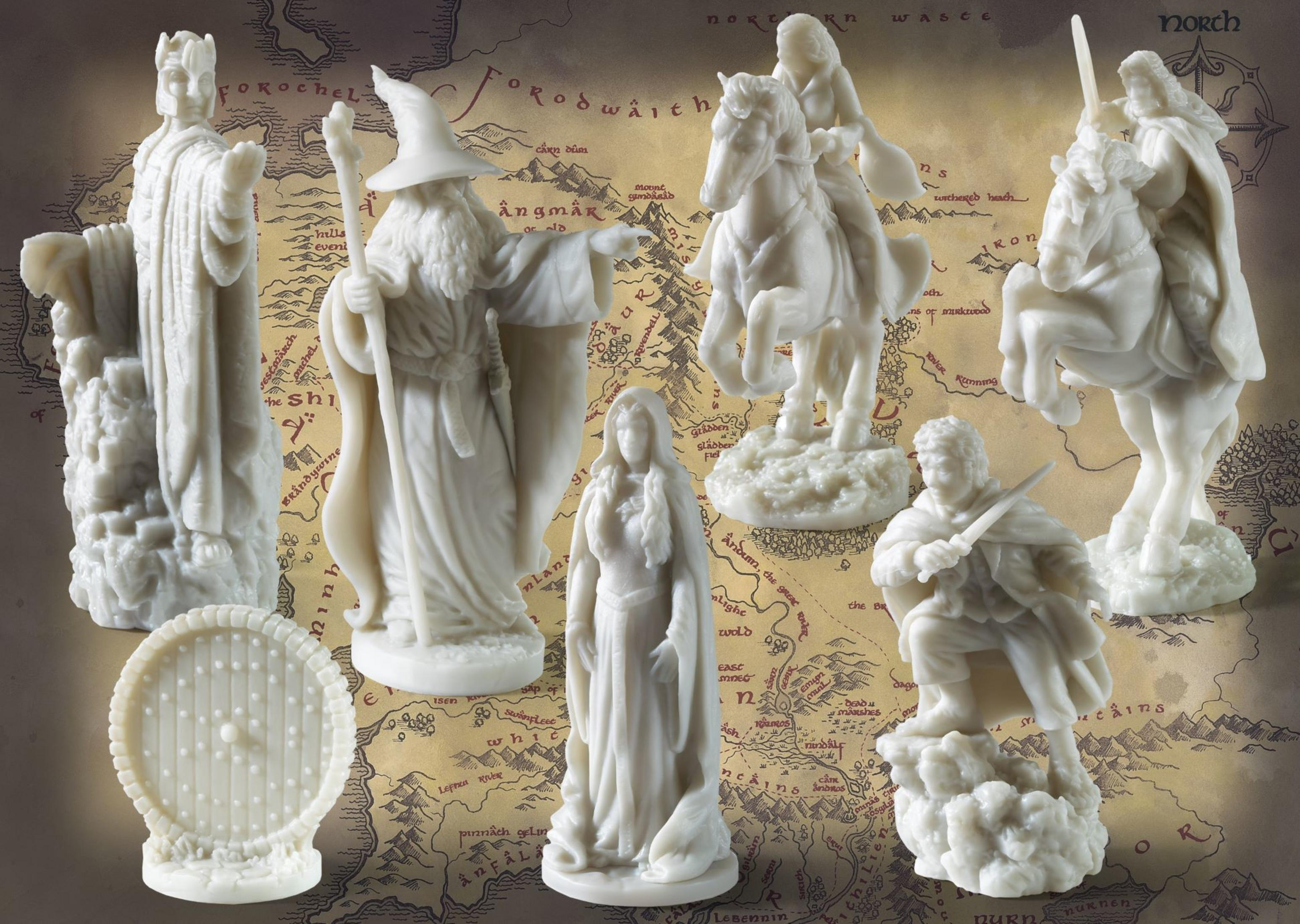 Figuras blancas sobre un mapa: Rey, mago, amazona, jinete, guerrero, mujer, puerta.