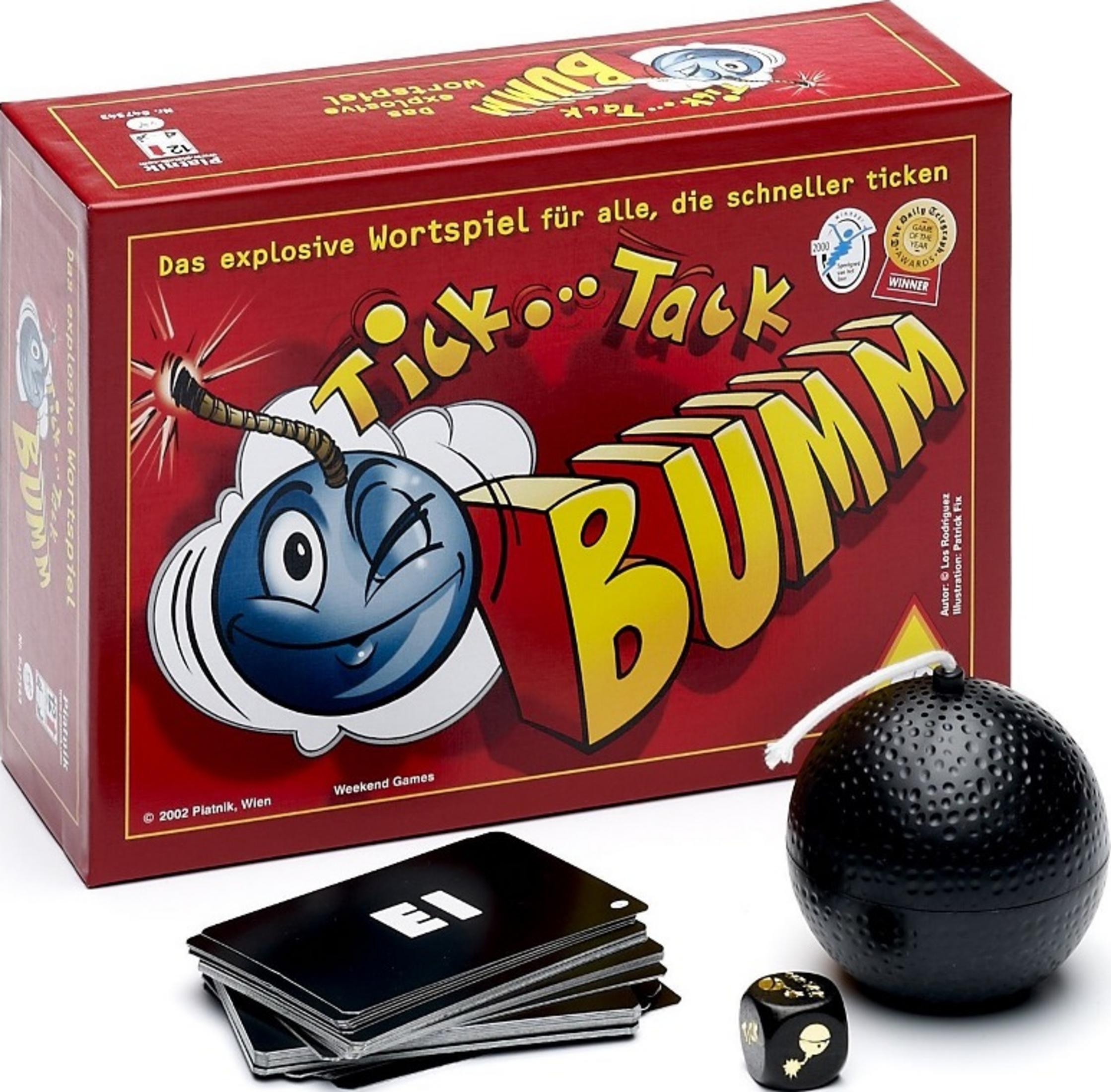 Das Spiel "Tick Tack BUMM" mit Spielschachtel, schwarzer Kugel, Würfel und Karten.